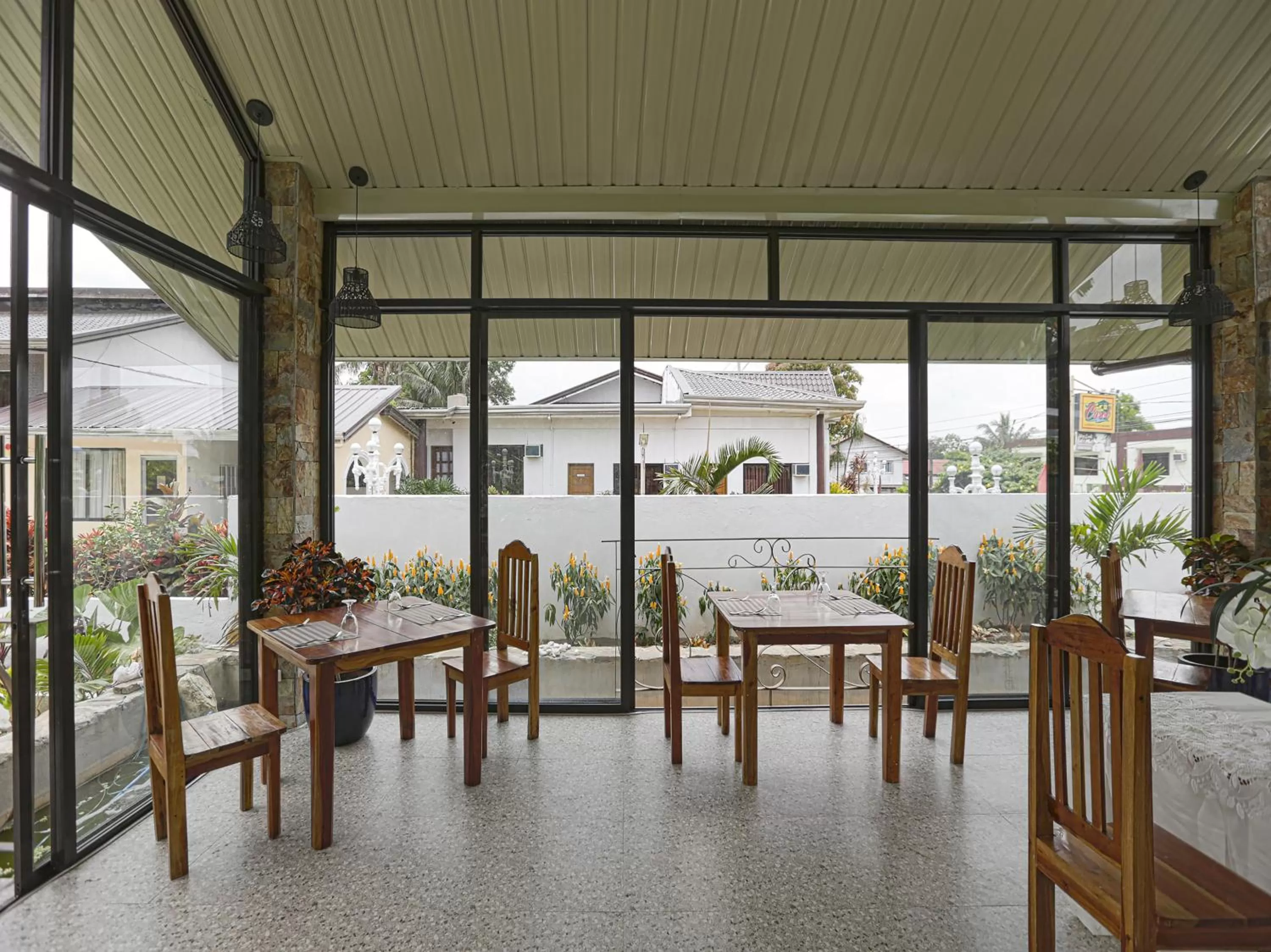 Restaurant/Places to Eat in OYO 784 Laura's Garden Resort