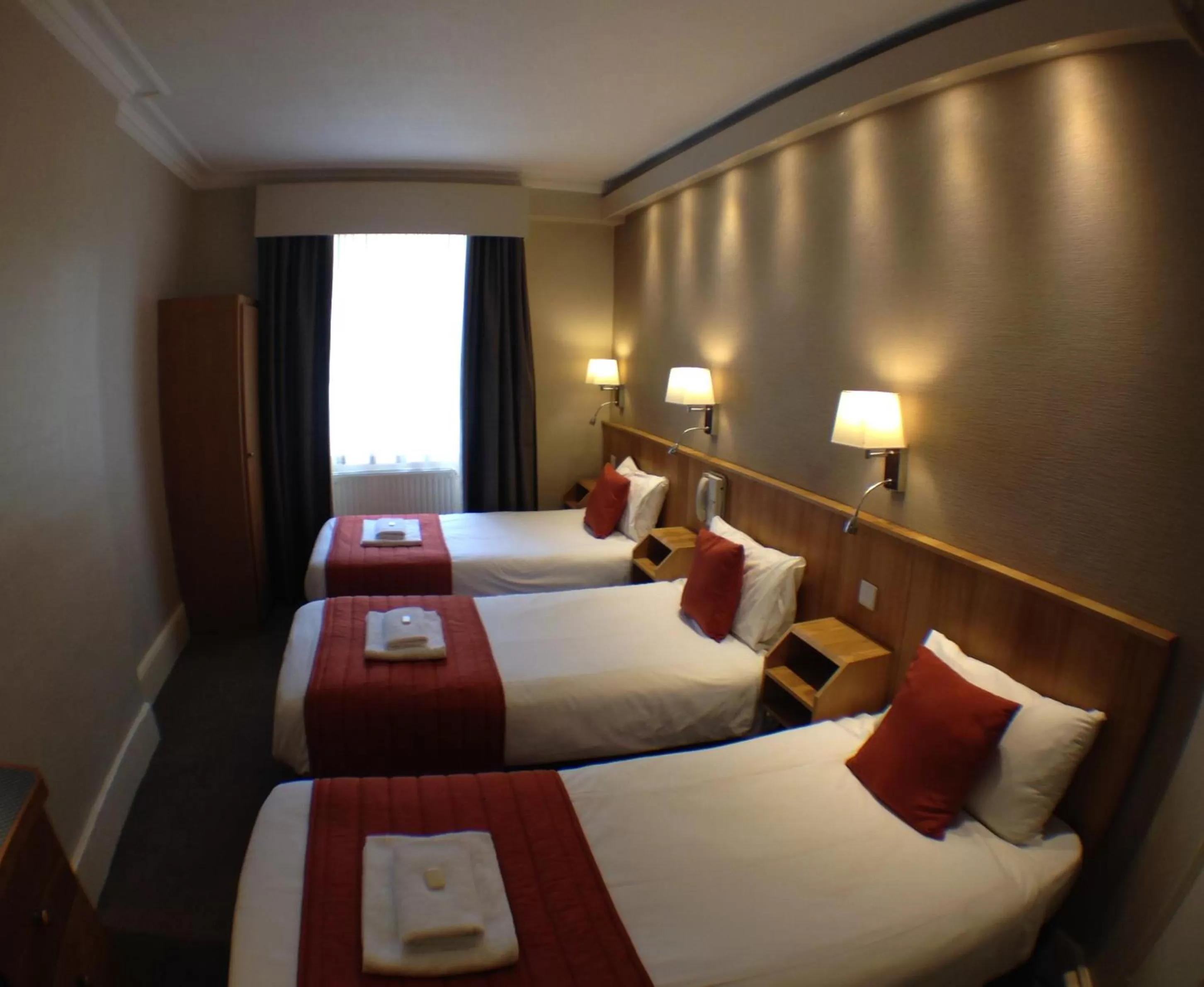 Photo of the whole room, Bed in Columbus Hotel