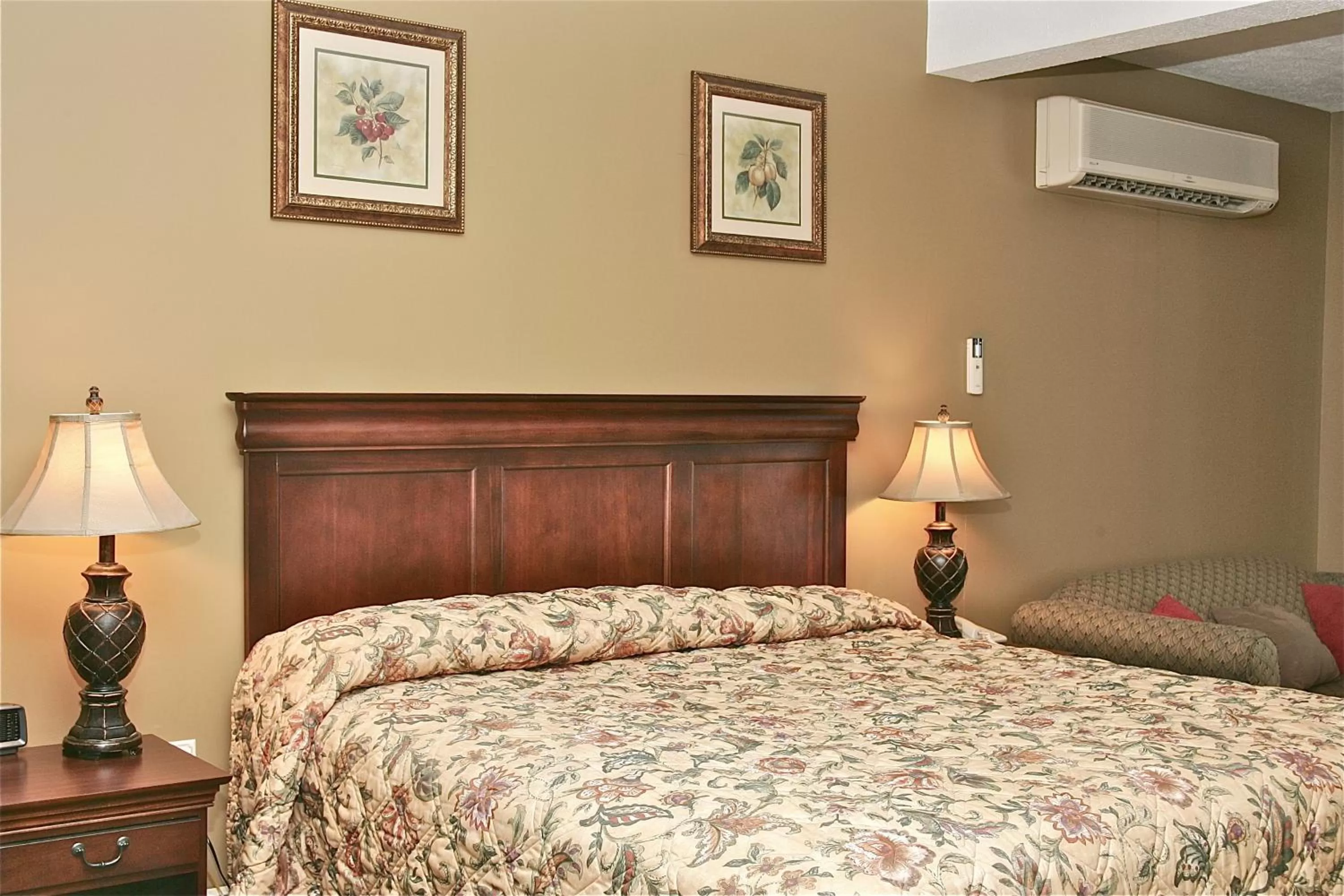 Seating area, Bed in Stone Fence Resort