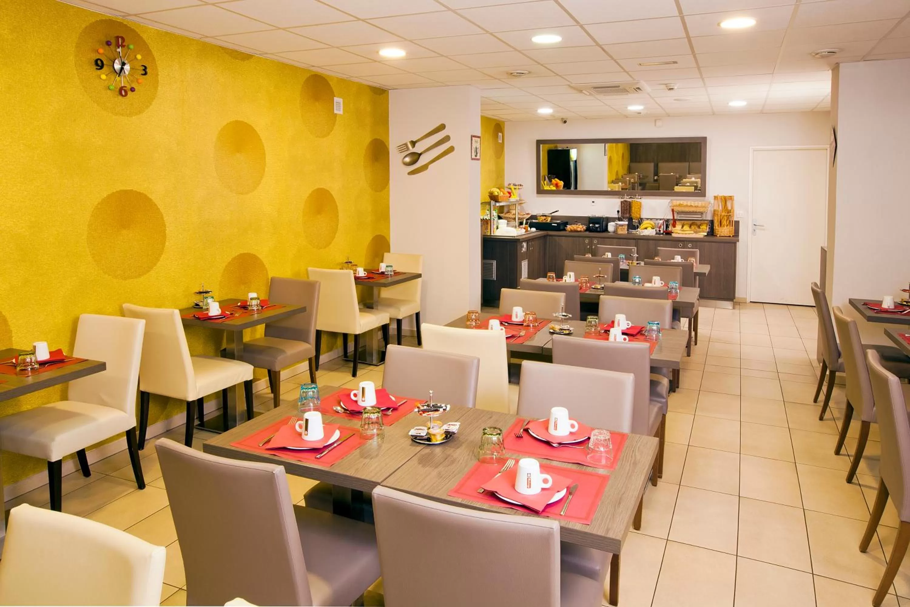 Restaurant/places to eat in Residhome Reims Centre