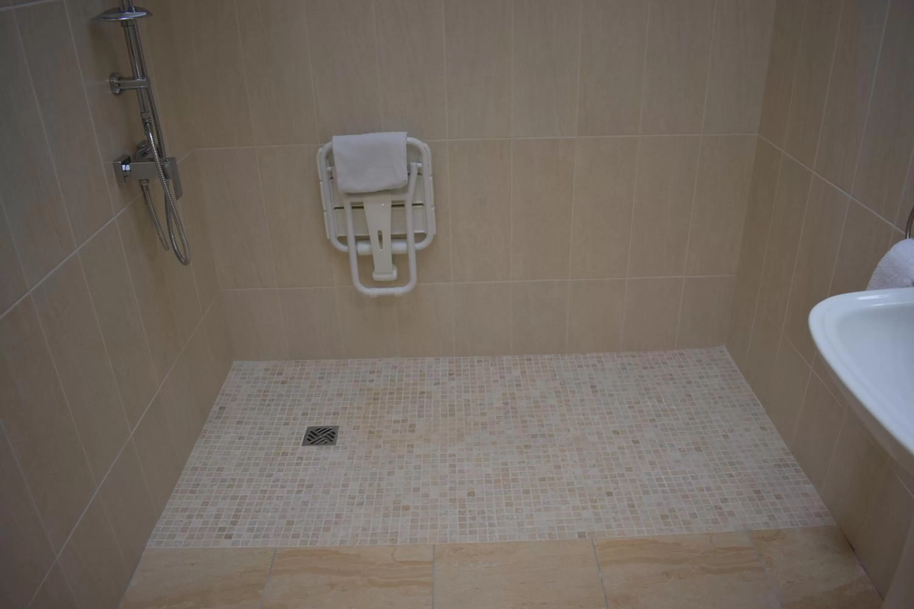 Shower in Hôtel Churchill Bordeaux Centre