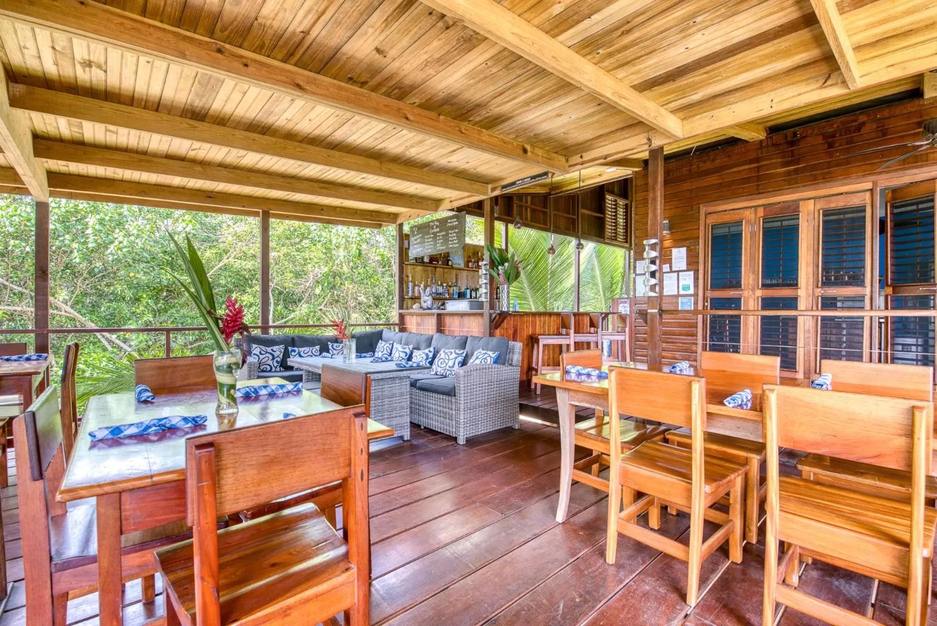 Restaurant/places to eat in Oasis Bluff Beach