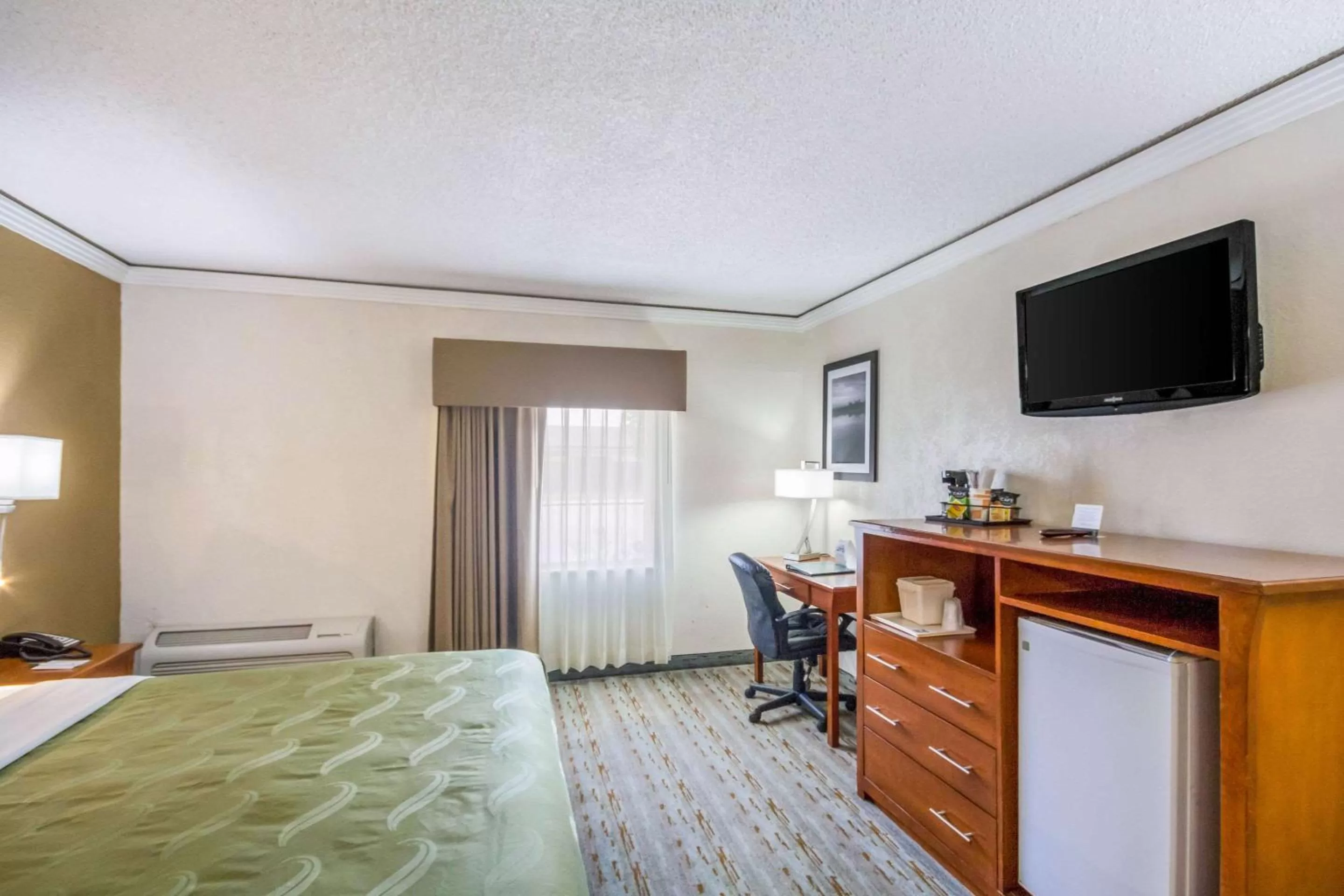 Photo of the whole room, Bed in Quality Inn & Suites Kansas City - Independence I-70 East