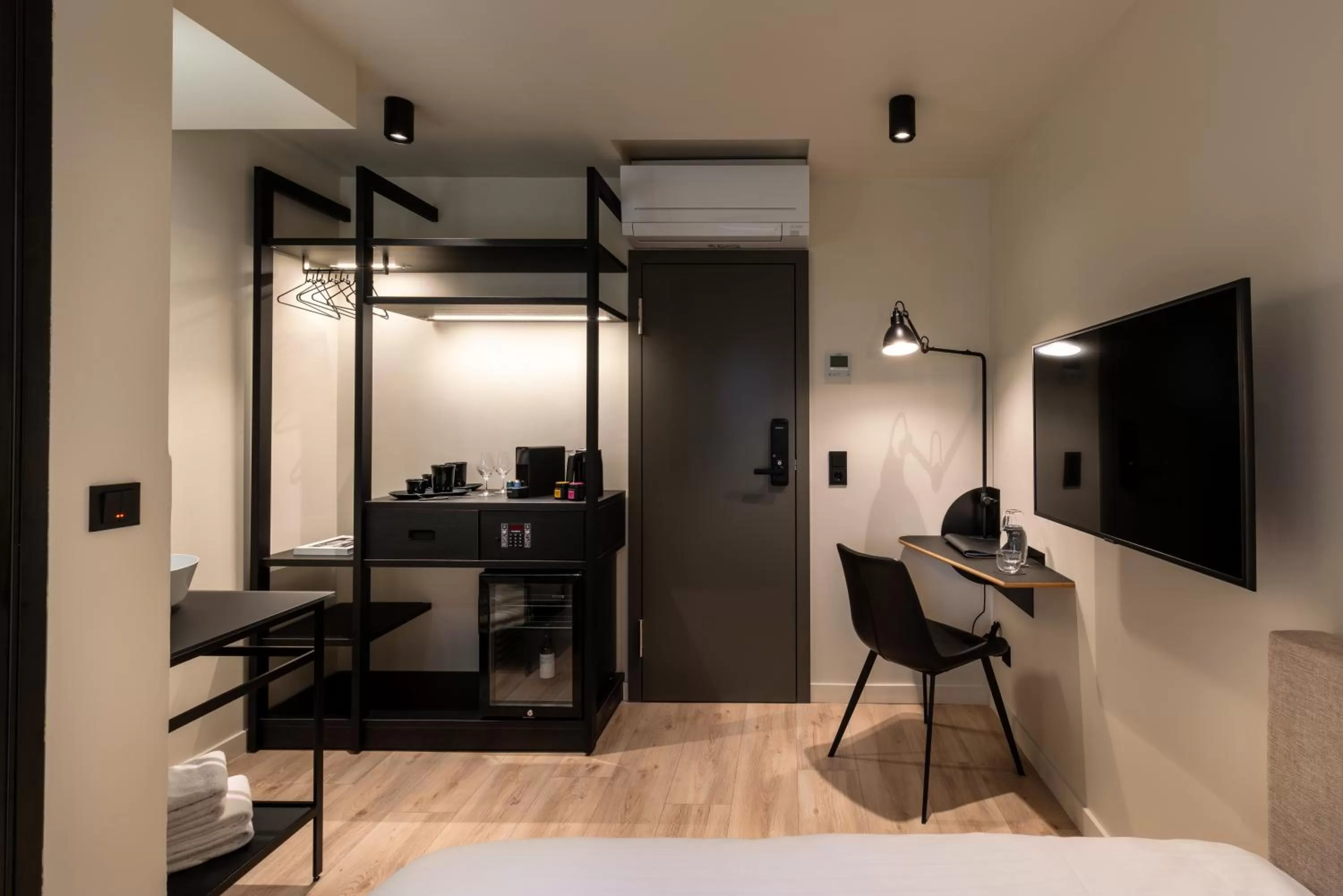 TV and multimedia in THE ADAMS - Self Check In Hotel