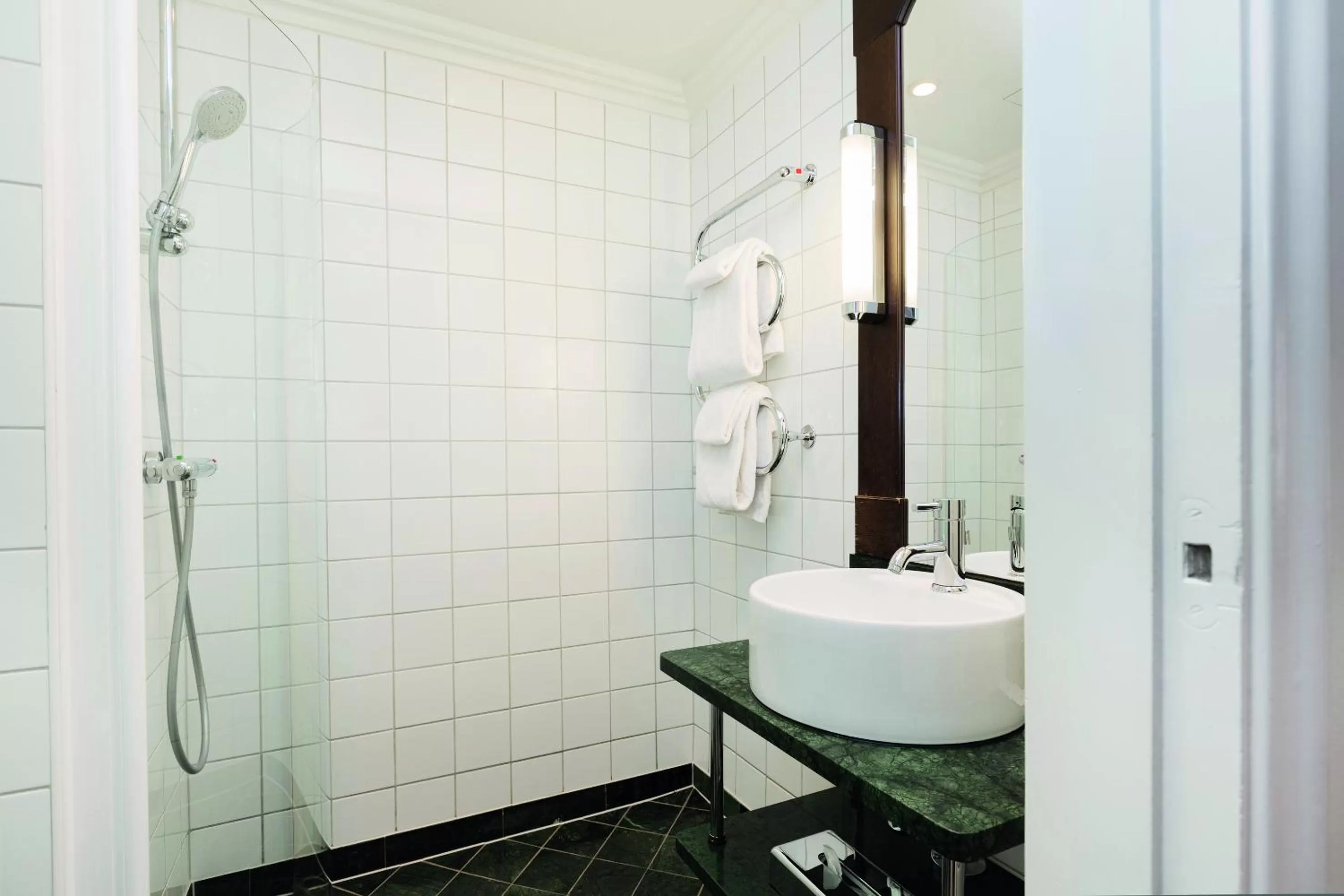 Bathroom in Elite Plaza Hotel