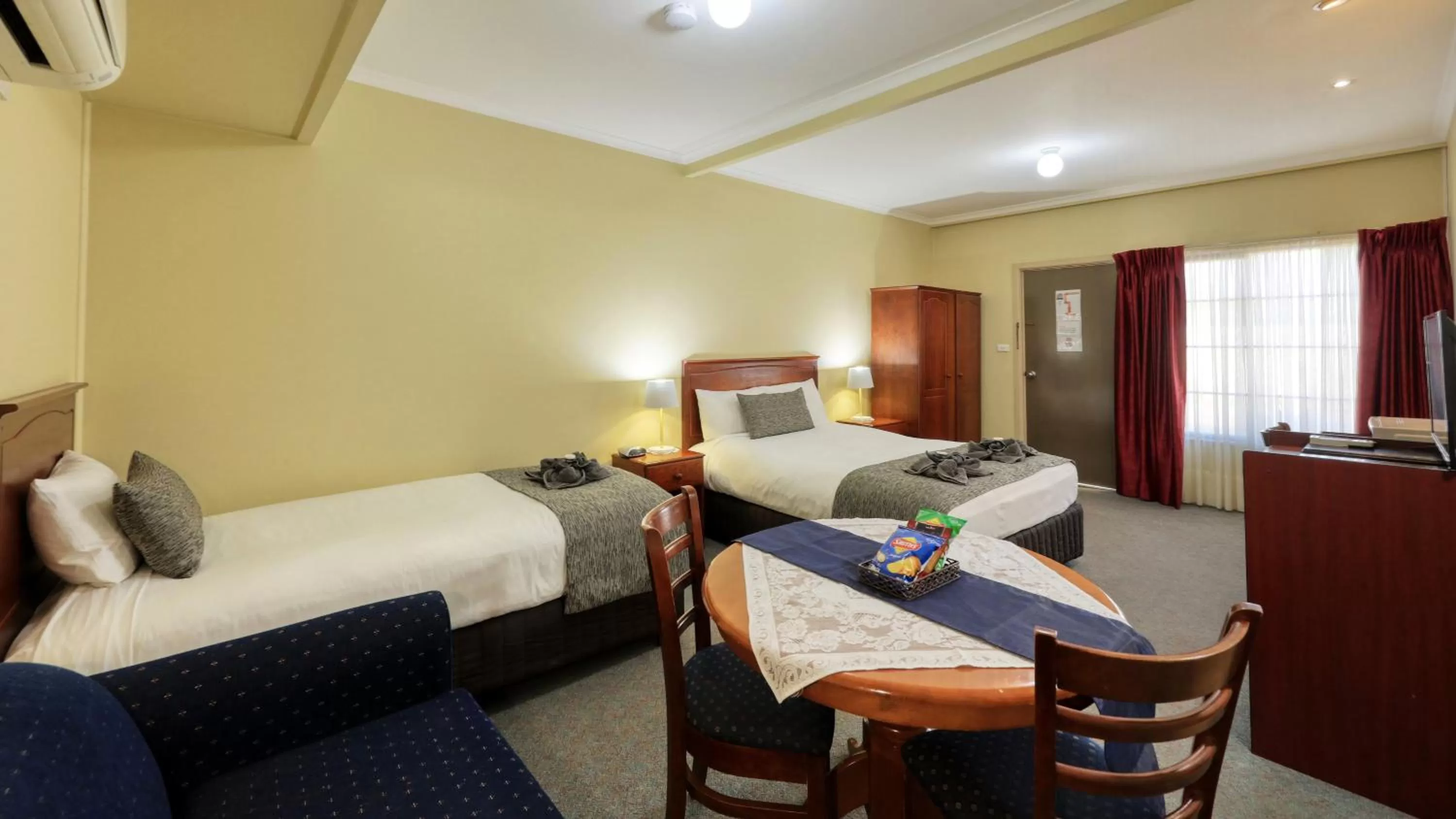 Dining area, Bed in Oasis Motor Inn