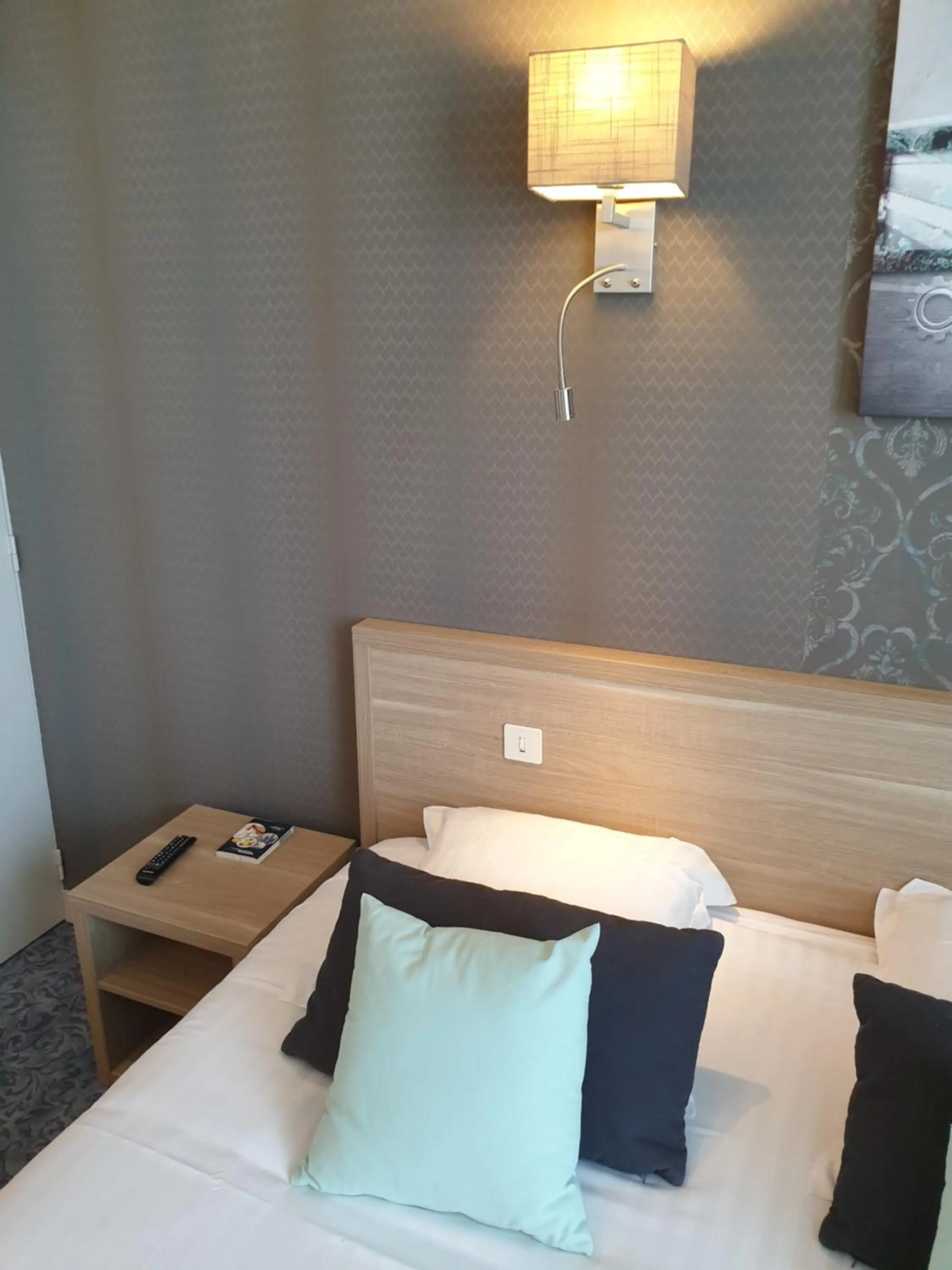 View (from property/room), Bed in Hôtel Le Rohan Charme et Caractère