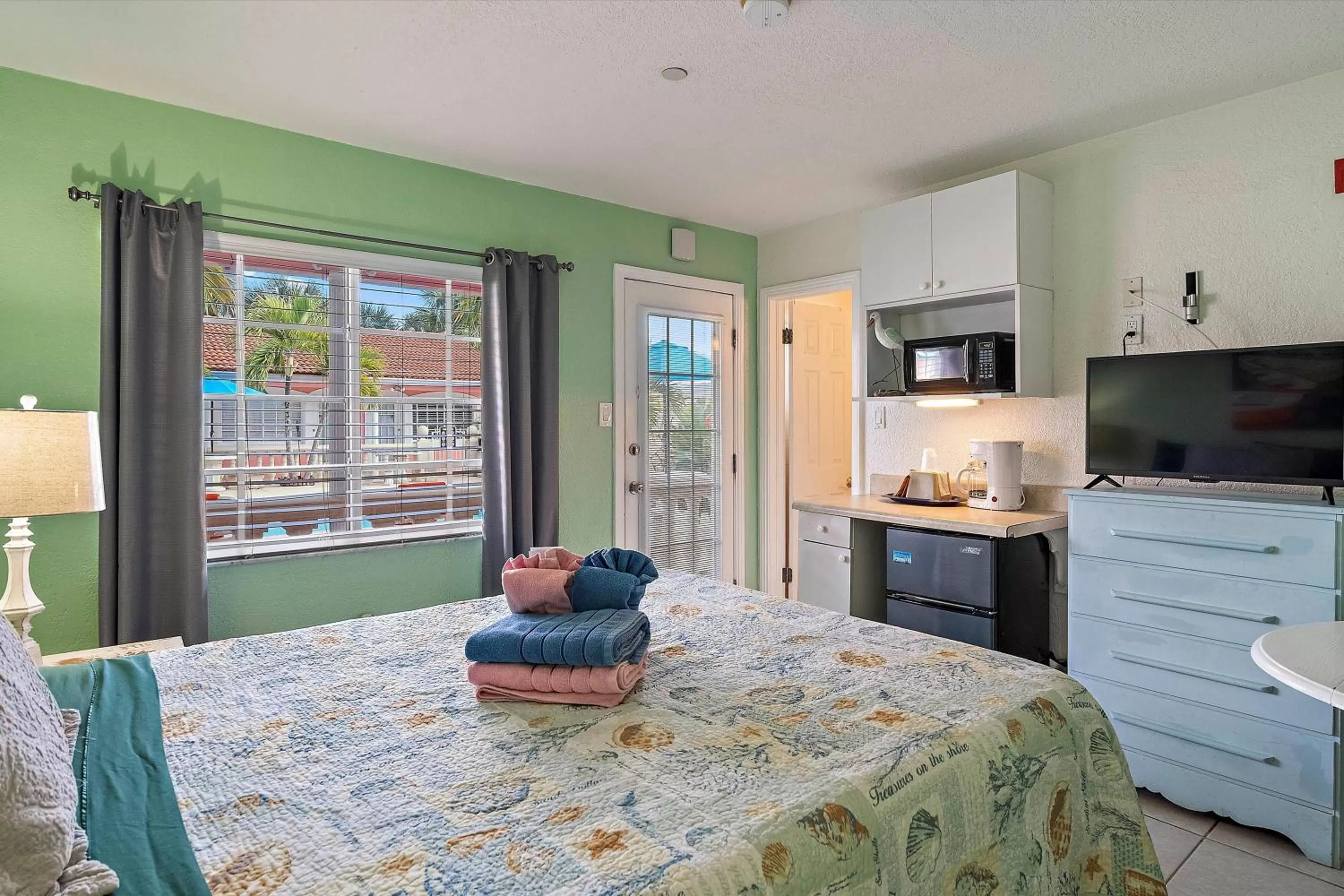 Bed in Blind Pass Resort Motel