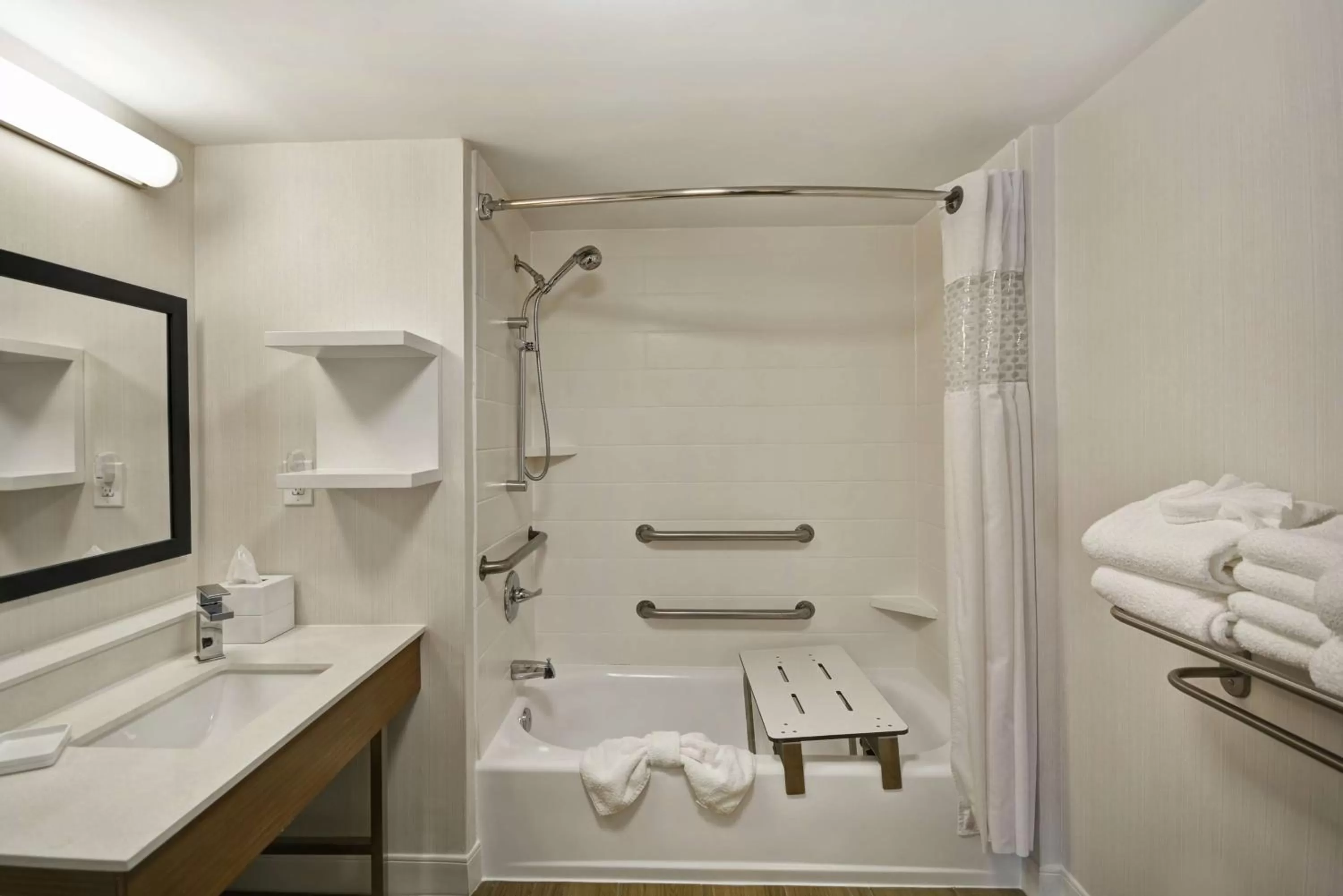 Bathroom in Hampton Inn Auburn