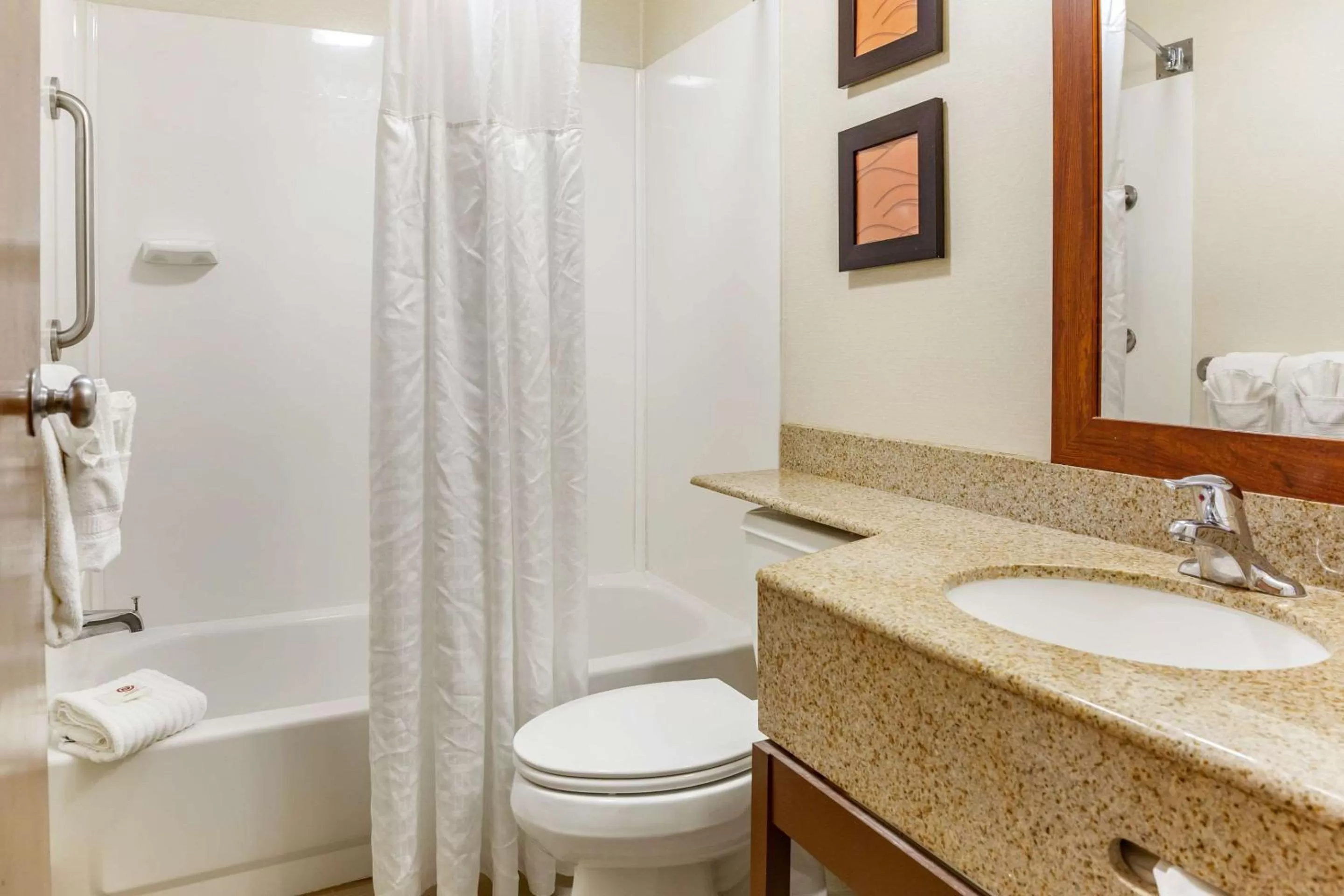 Bedroom in Comfort Inn Lancaster at Rockvale