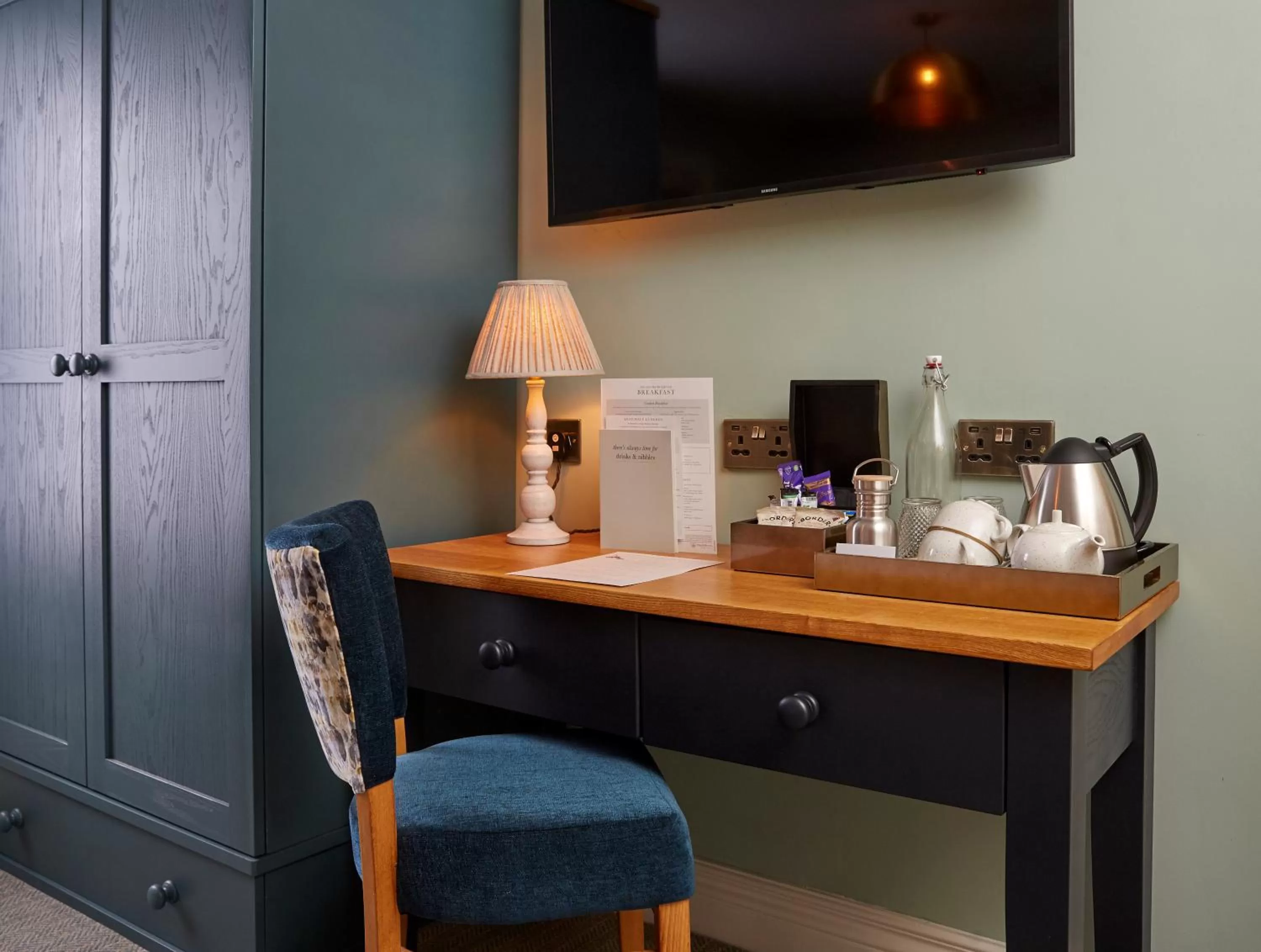 Coffee/tea facilities, TV/Entertainment Center in Riverside Inn by Chef & Brewer Collection