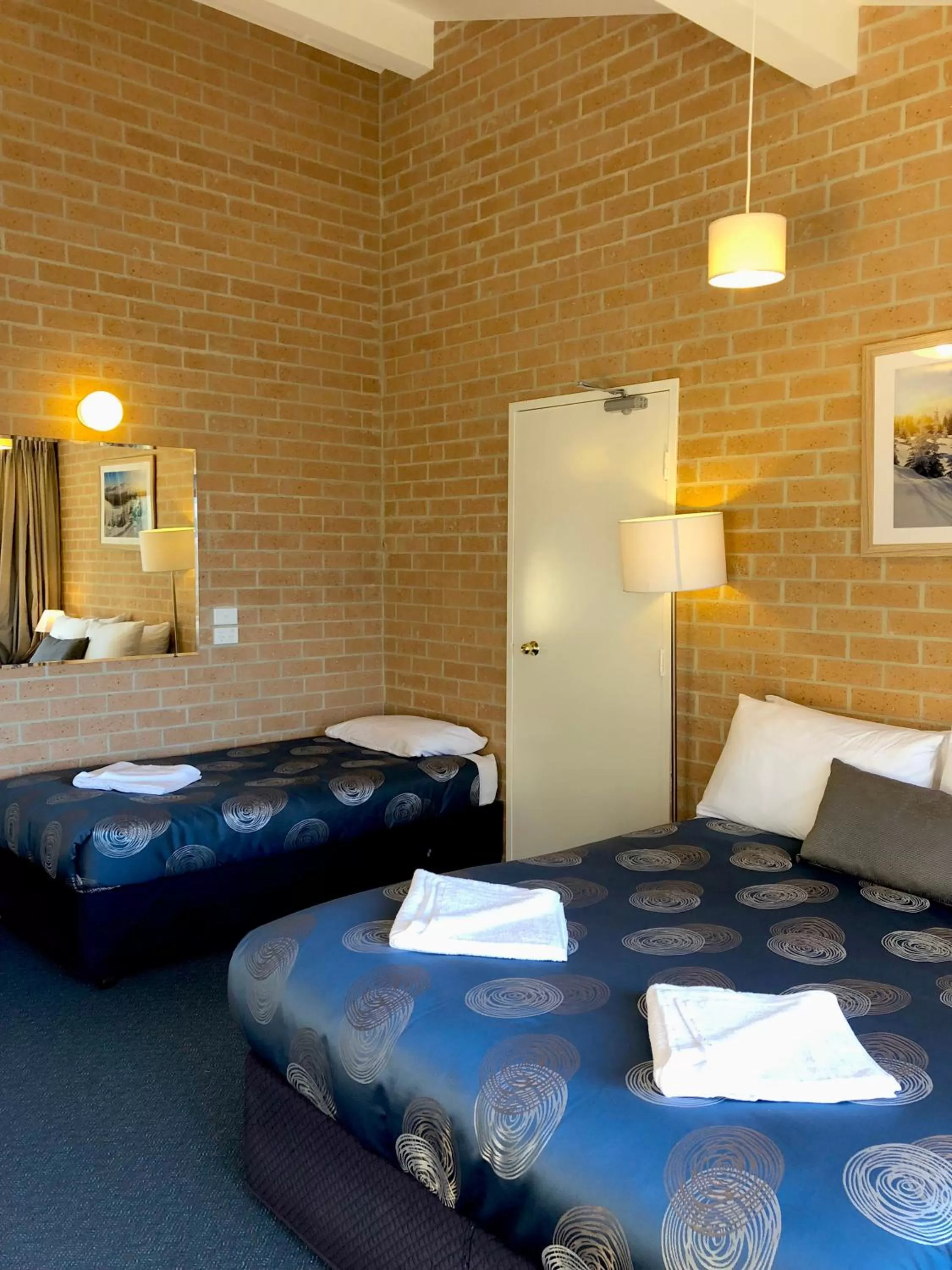 Photo of the whole room, Bed in Alpine Resort Motel