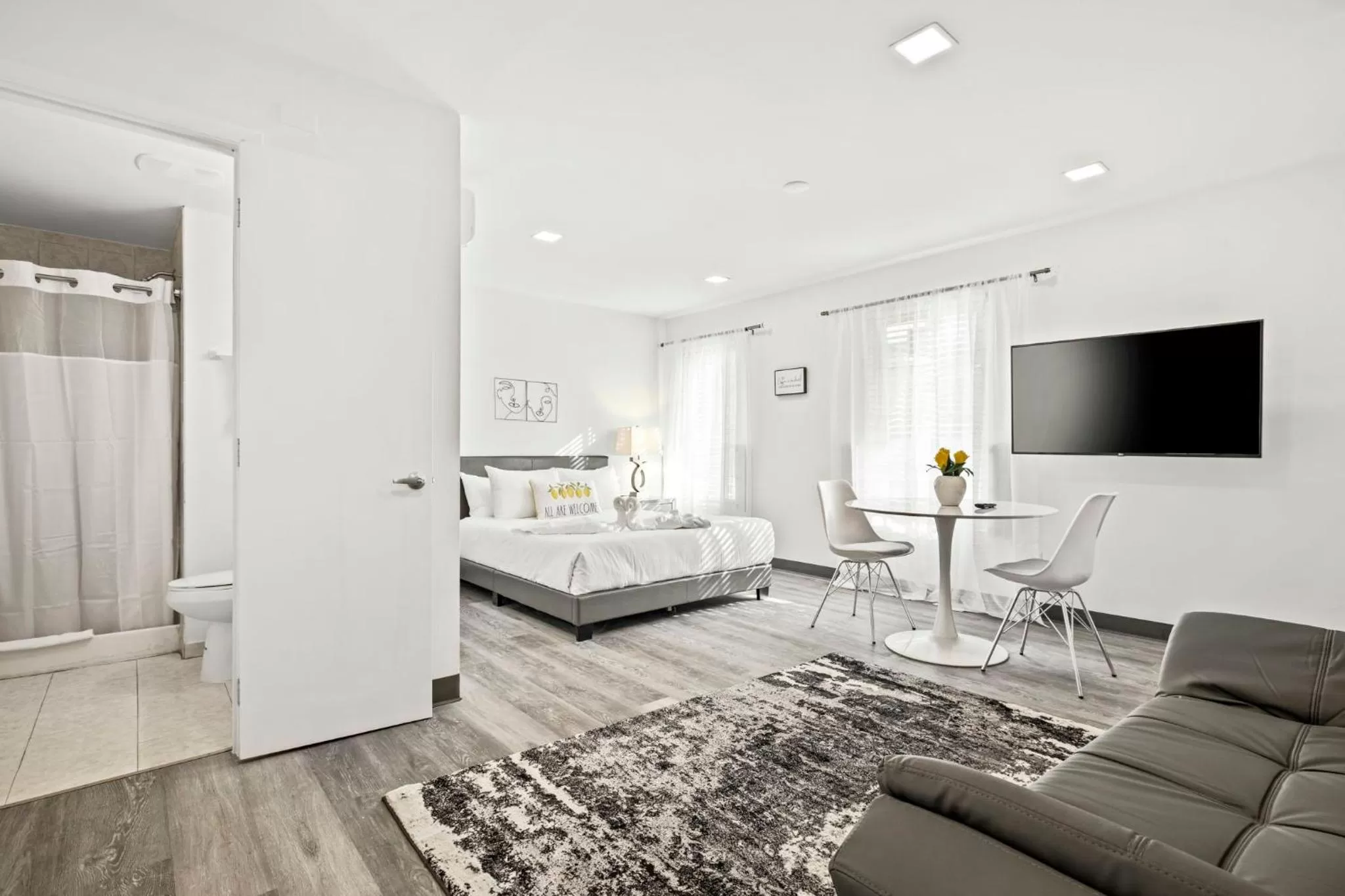 Bathroom, TV/Entertainment Center in Sunset Inn-South Miami