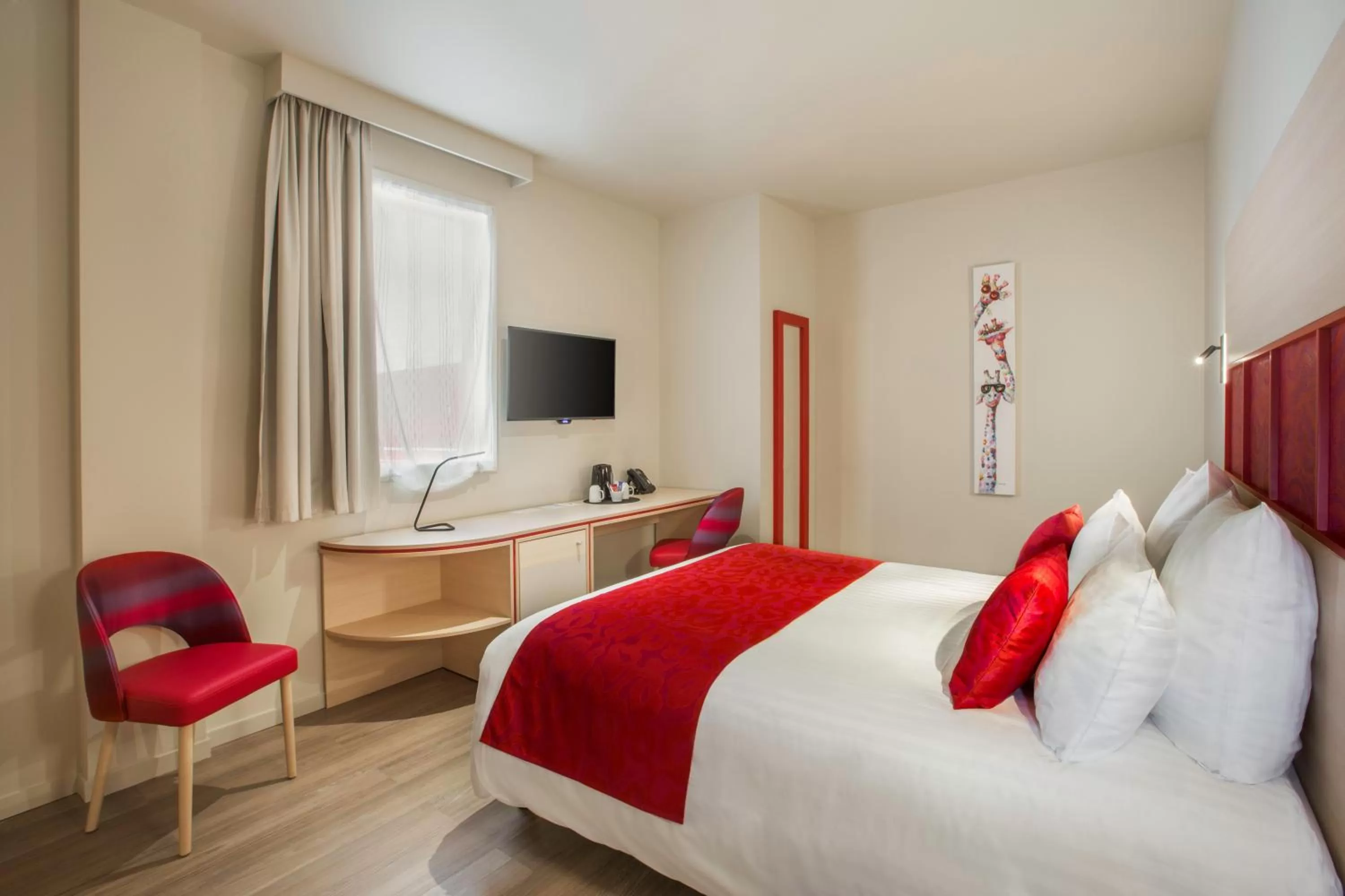 Photo of the whole room, Bed in Best Western Plus Hôtel Escapade Senlis