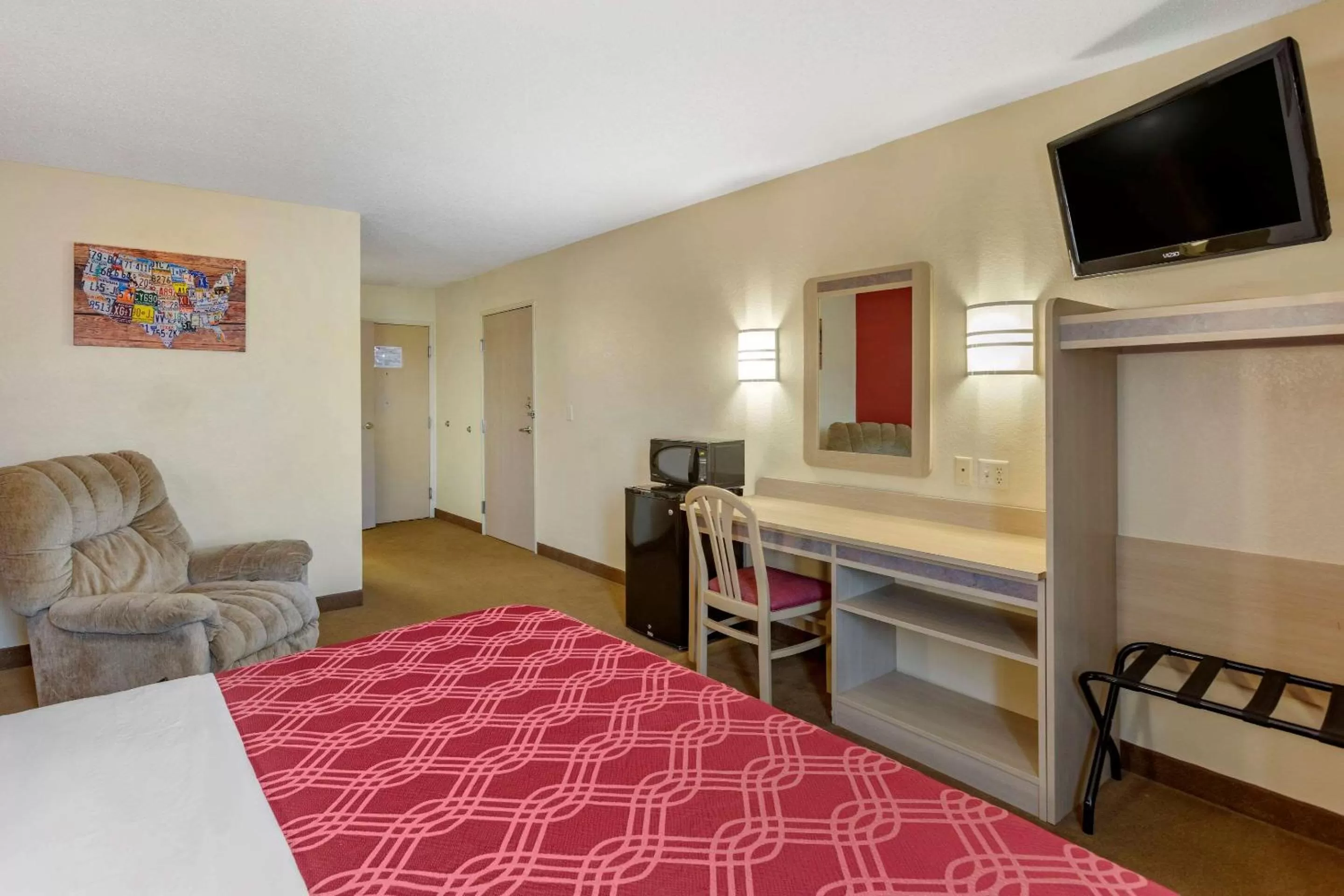 Photo of the whole room, Bed in Econo Lodge