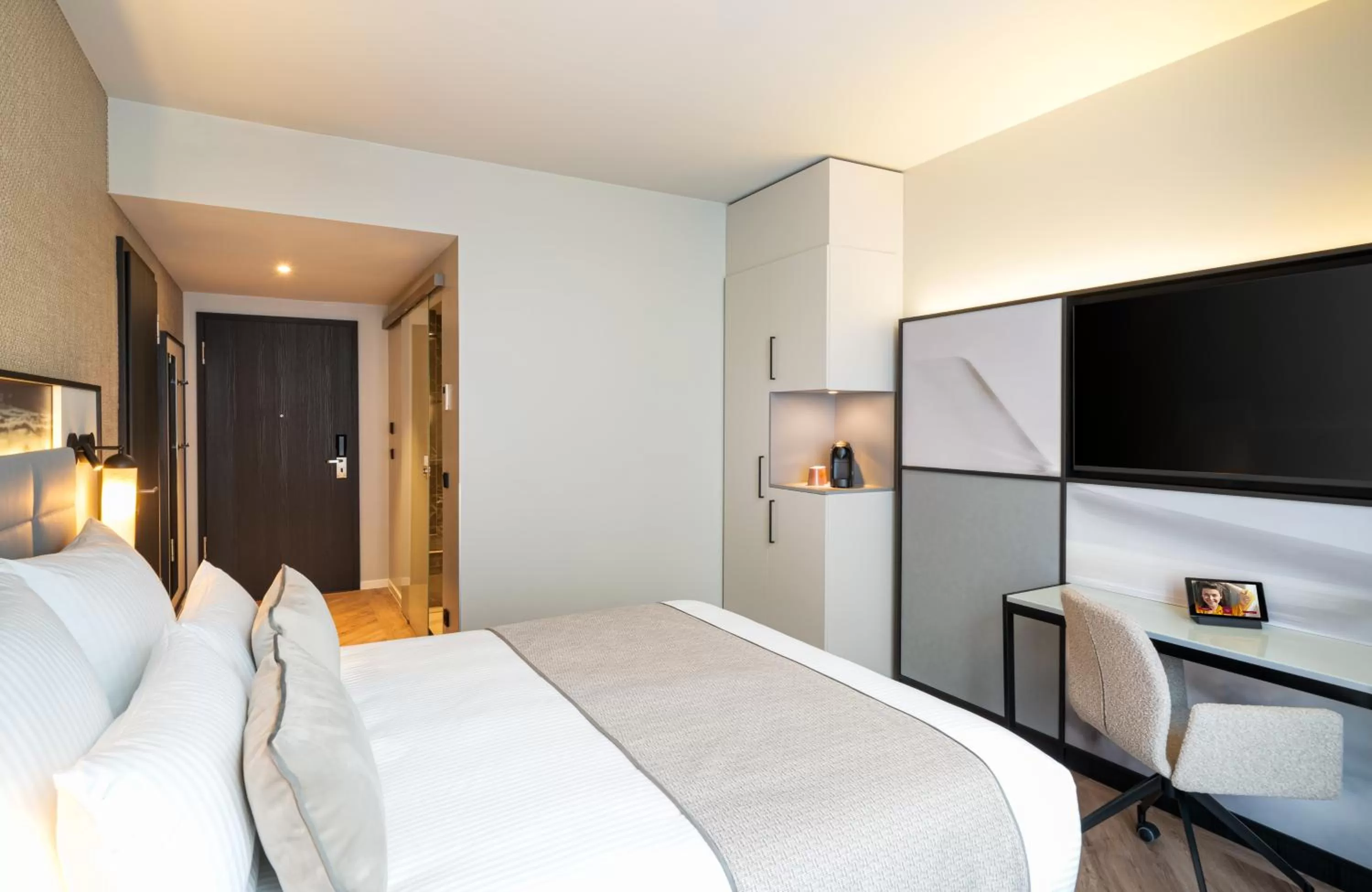 TV and multimedia, Bed in Leonardo Royal Hotel Cologne Bonn Airport