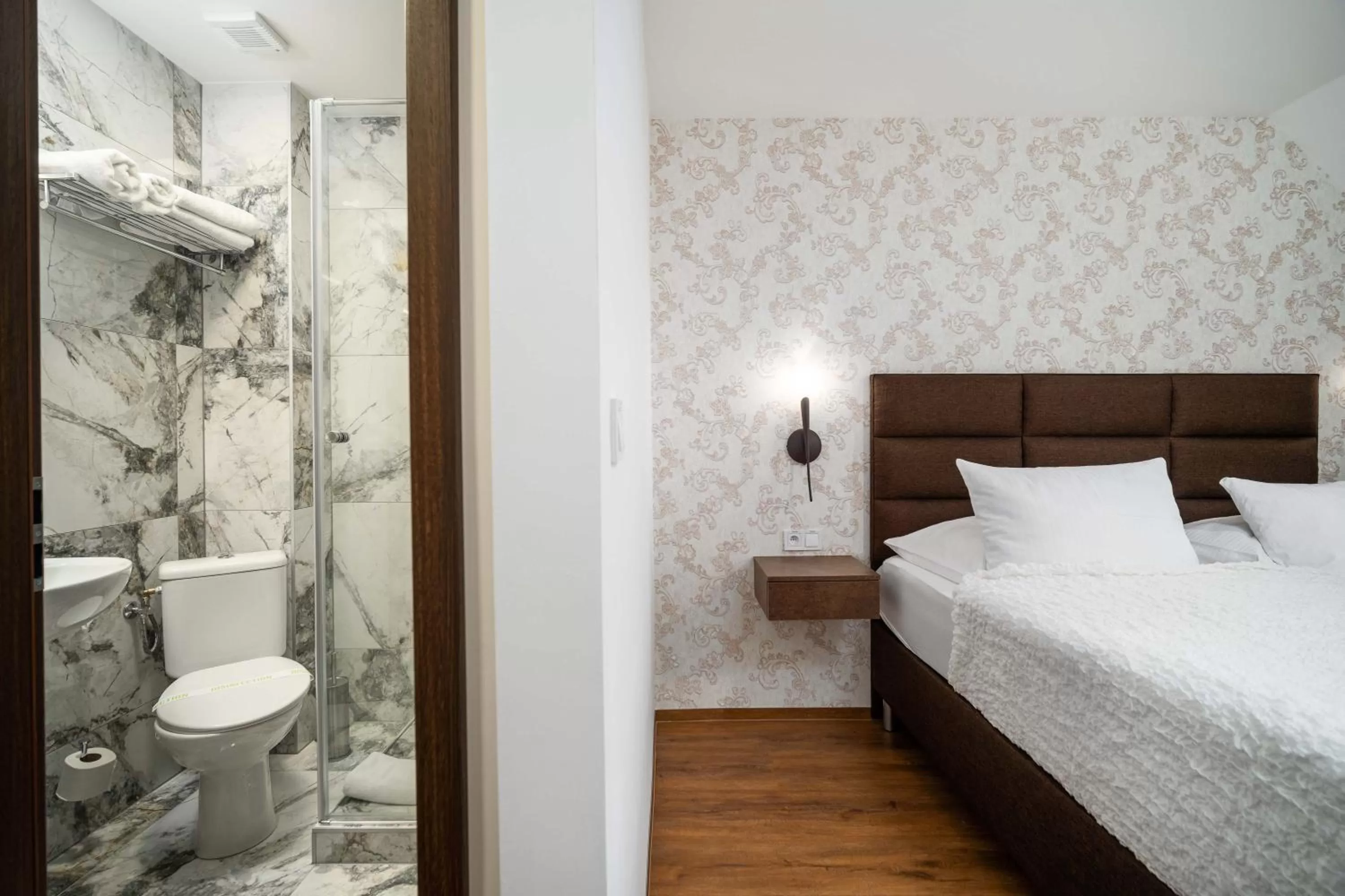 Toilet, Bed in Hotel MAXPLAZA