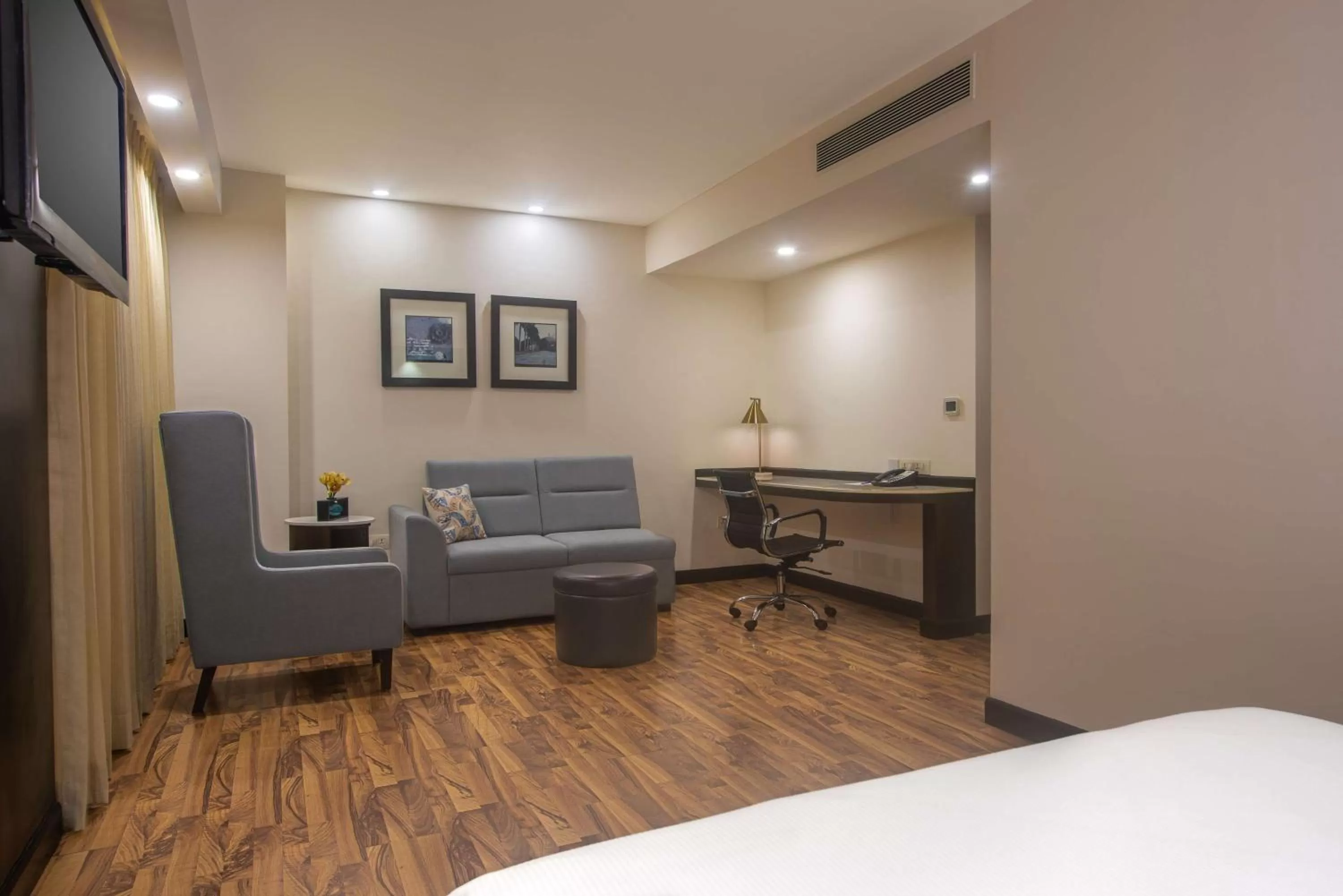 Living room in Hampton by Hilton Vadodara-Alkapuri