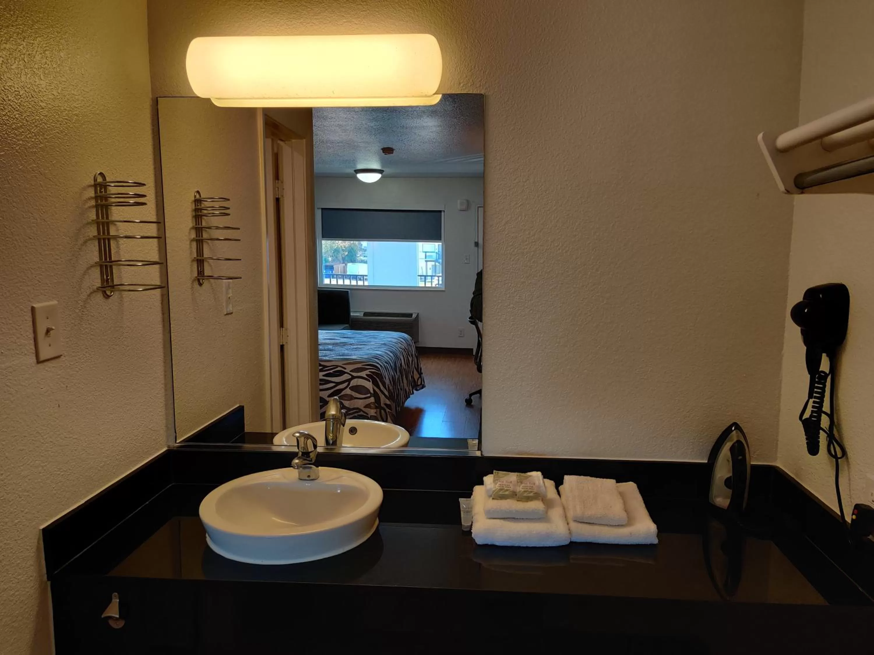 towels in Red Roof Inn Houston - Jersey Village