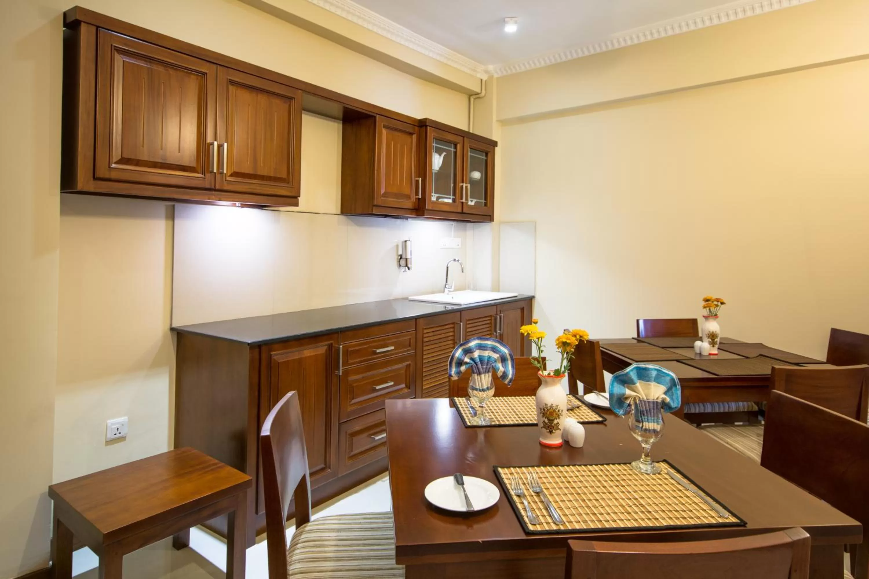 Restaurant/places to eat in Ceyloni City Hotel