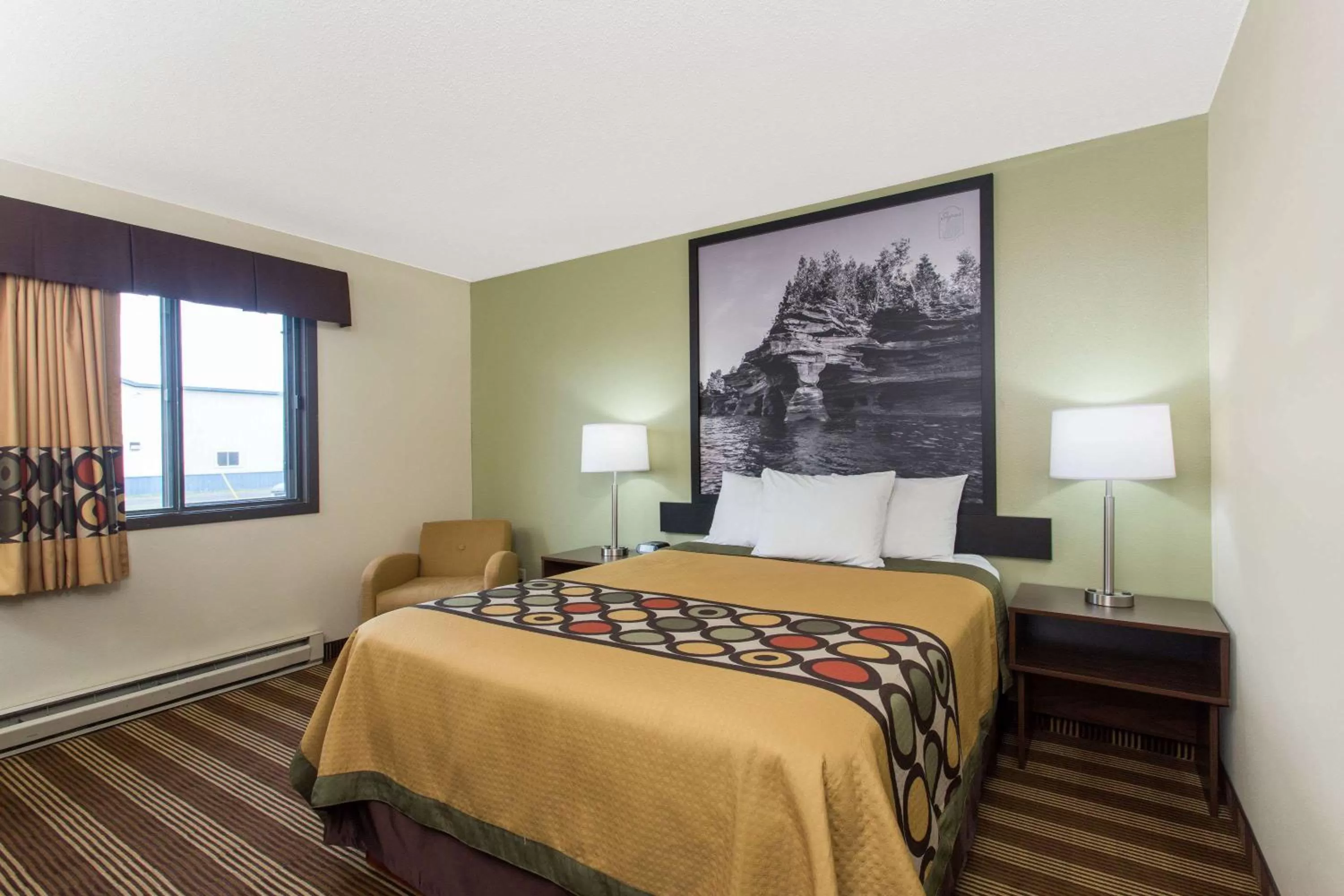 Photo of the whole room, Bed in Super 8 by Wyndham Eau Claire I-94