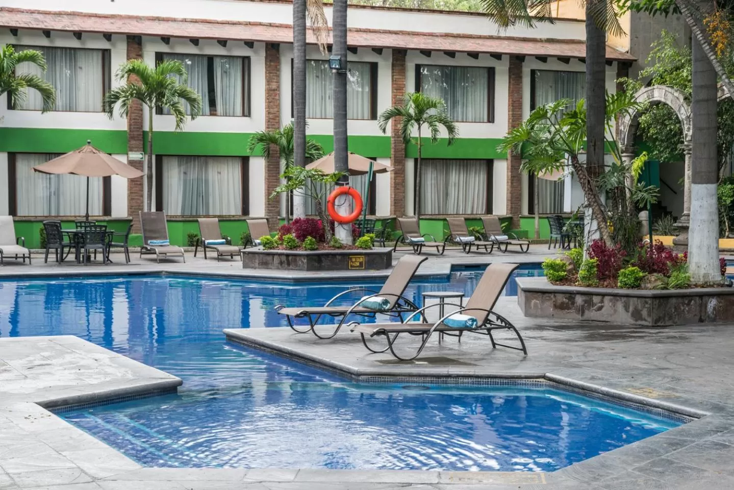 Swimming pool in Holiday Inn Guadalajara Expo Plaza del Sol by IHG