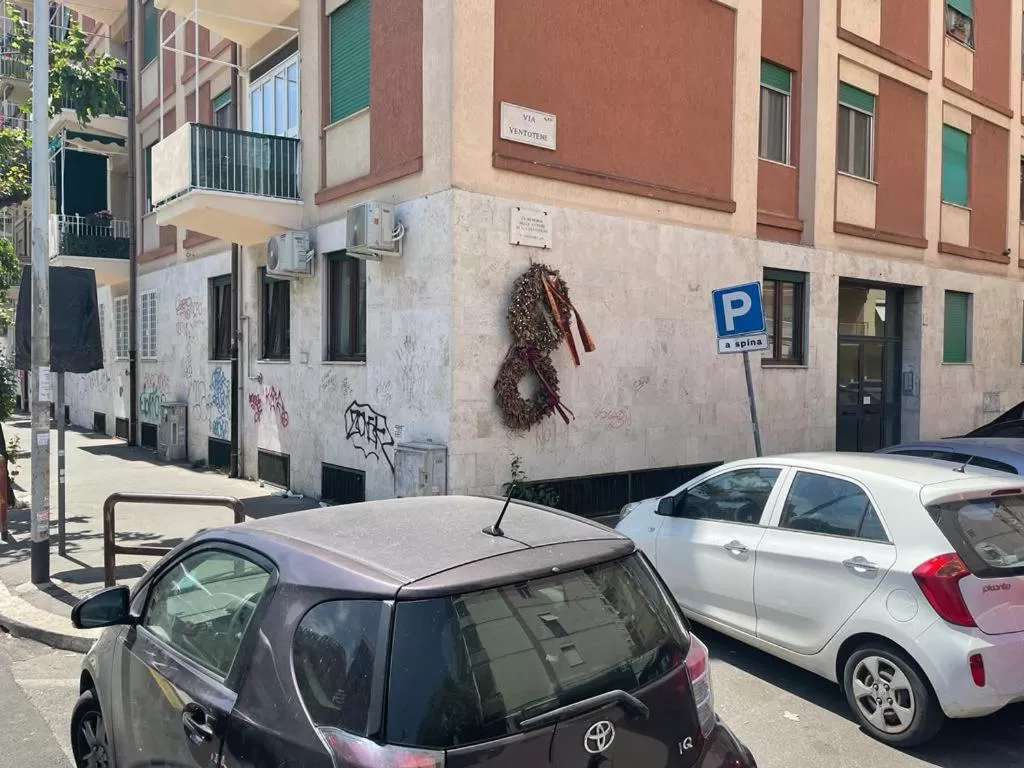 Property building in B&B metro B 10 passi dalla metro B