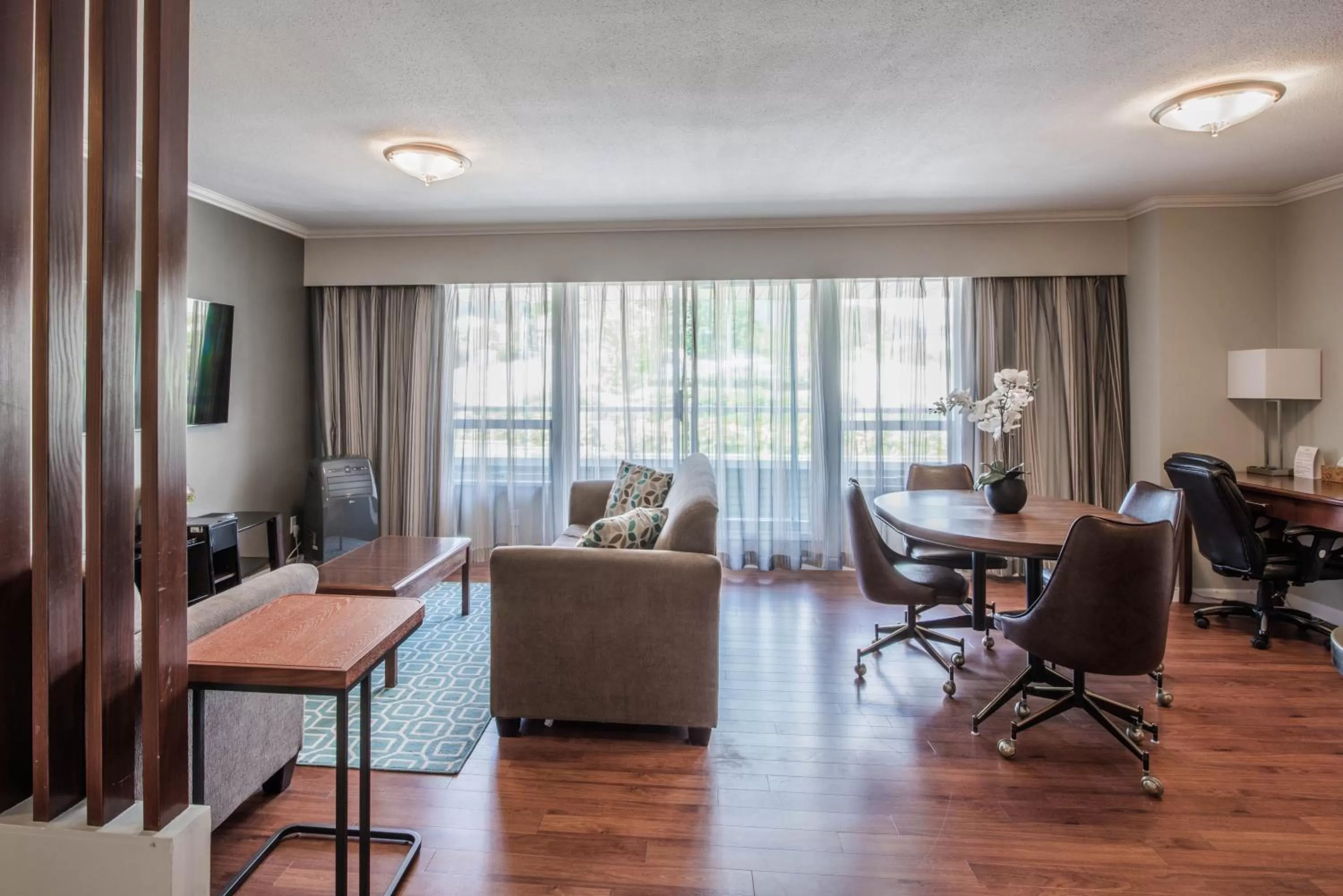 TV and multimedia in Gibsons Garden Hotel