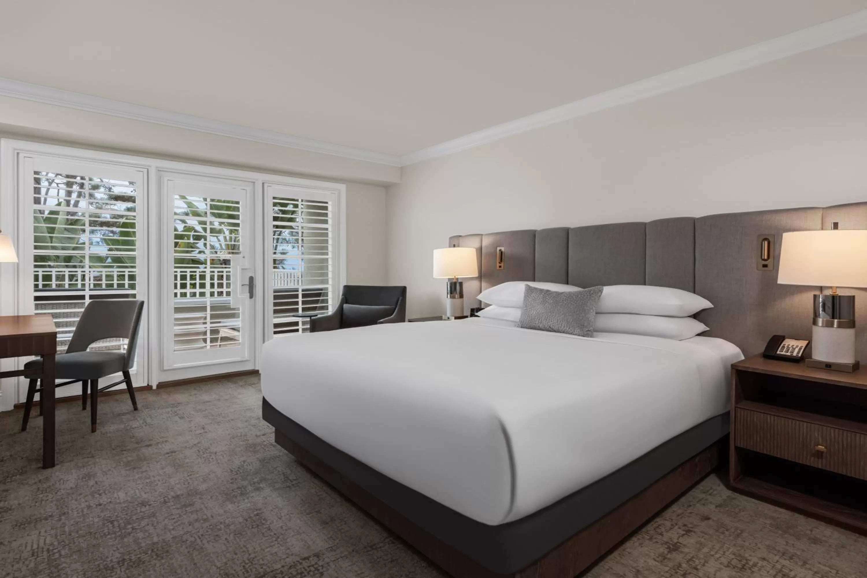 Bed in L'Auberge Del Mar Resort and Spa