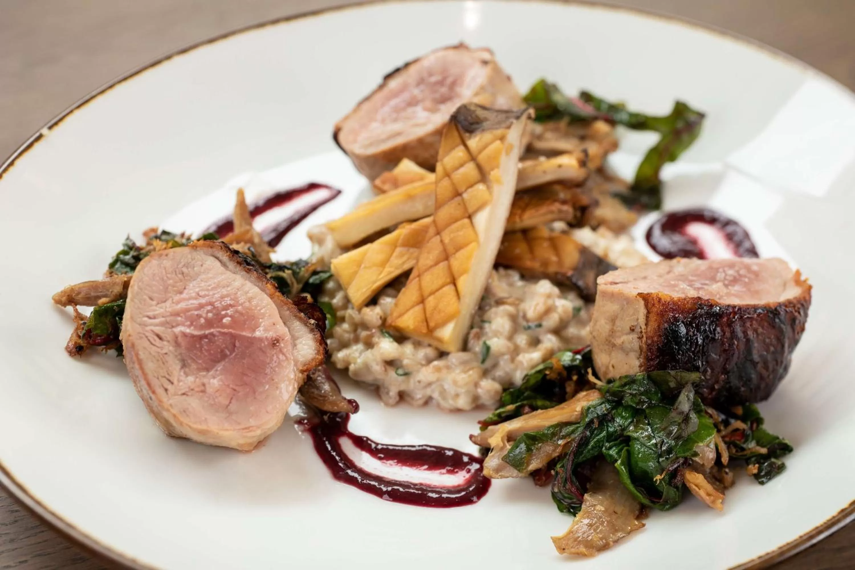 Lounge or bar in The Peregrine Omaha Downtown Curio Collection By Hilton