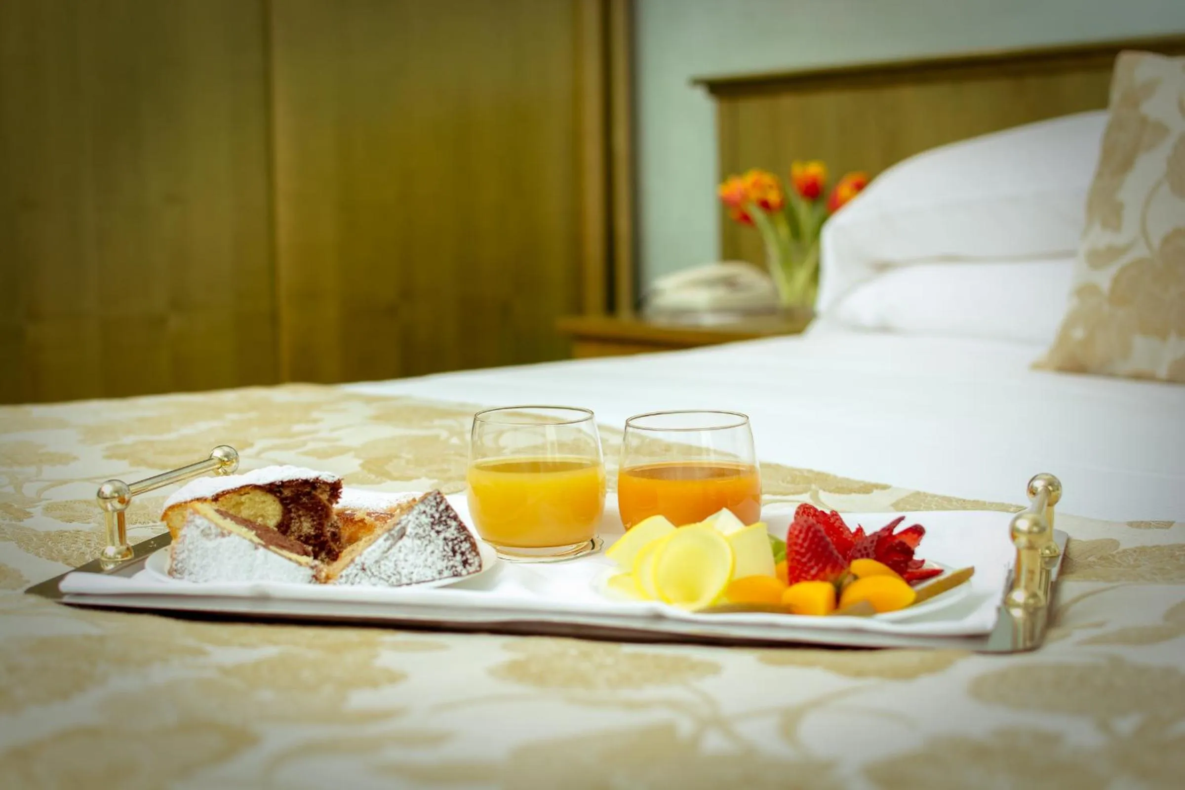 Food, Bed in Hotel Santacroce Meeting