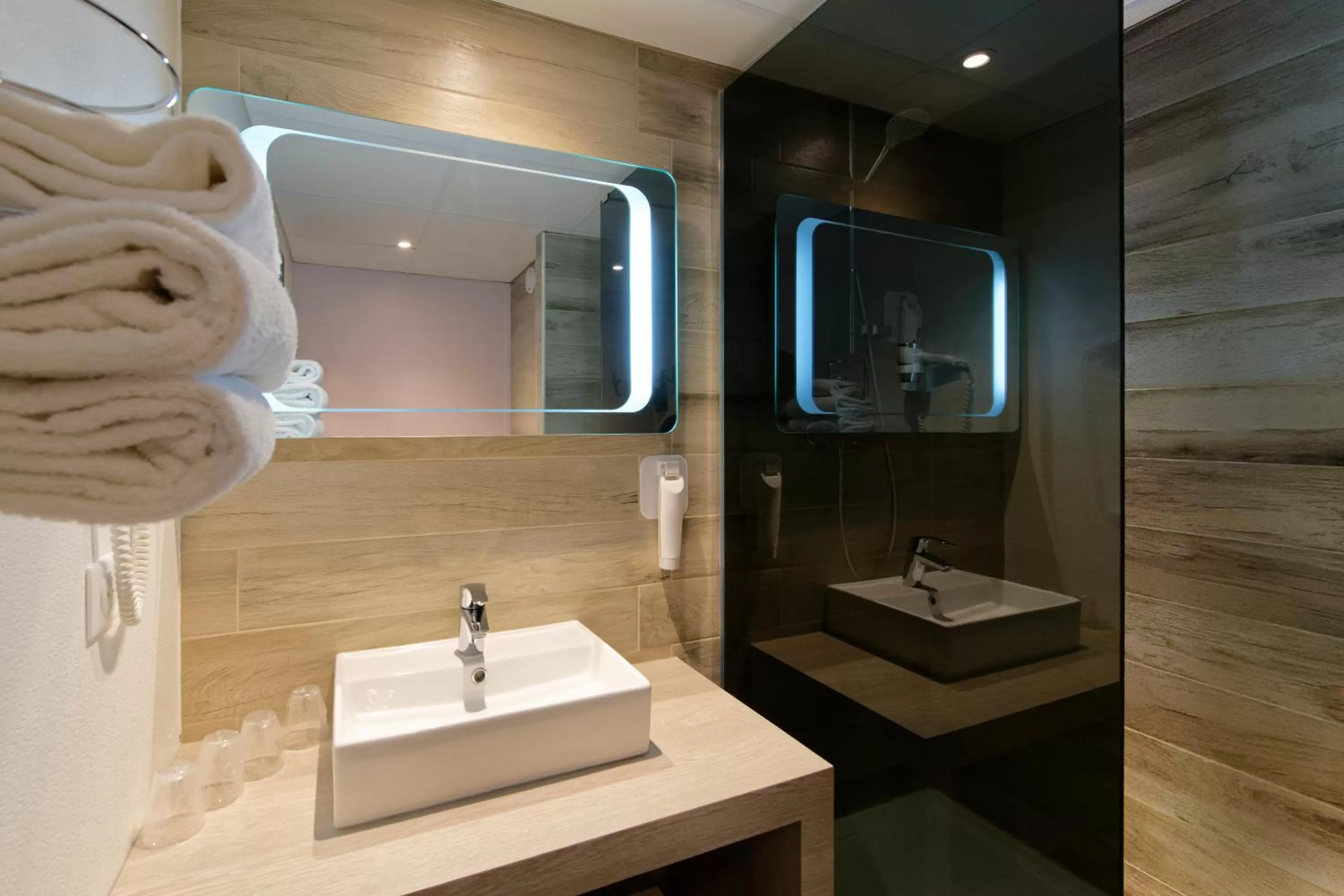 Shower in ibis Styles Chalon sur Saône