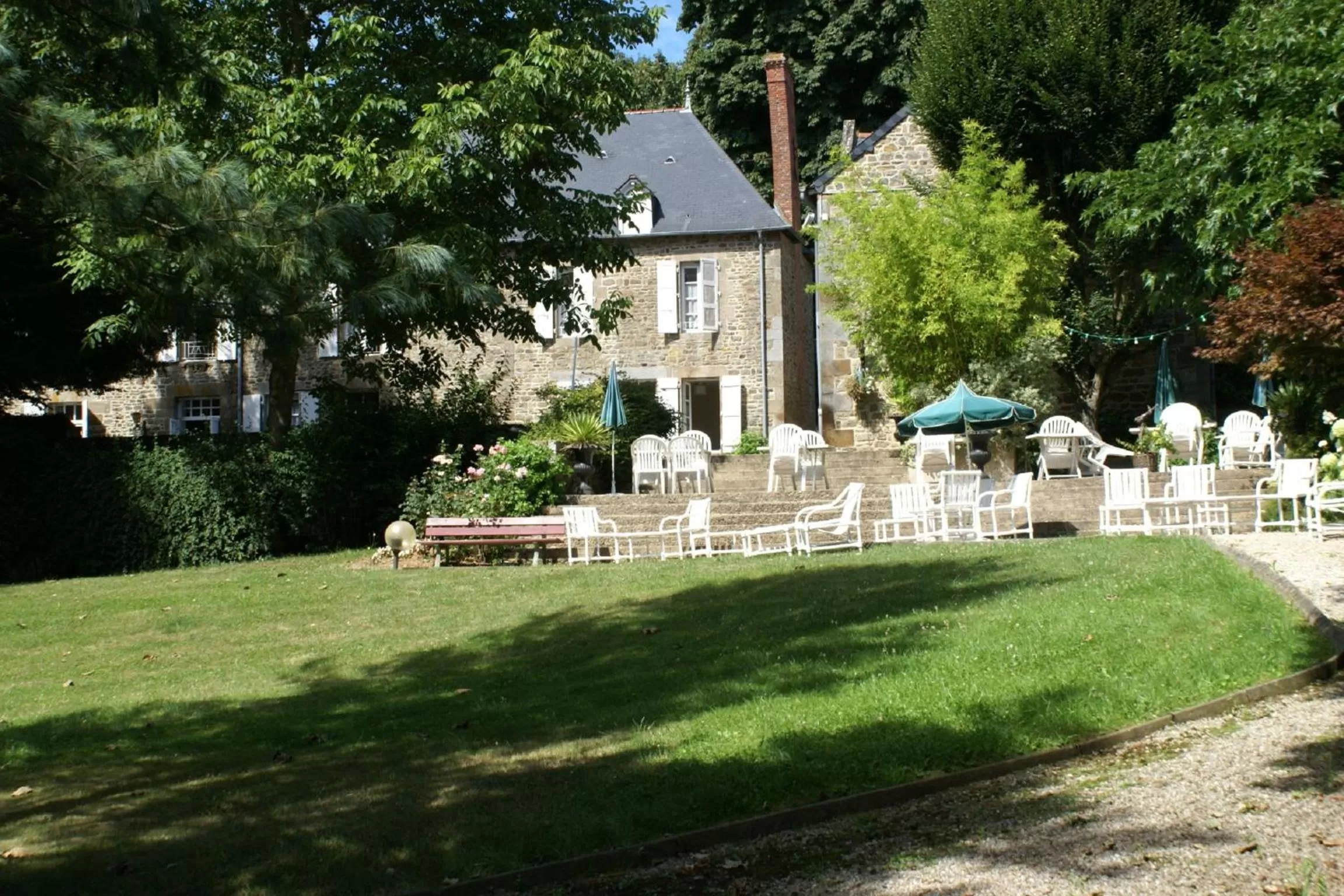 Facade/entrance in Logis Hotel Du Chateau