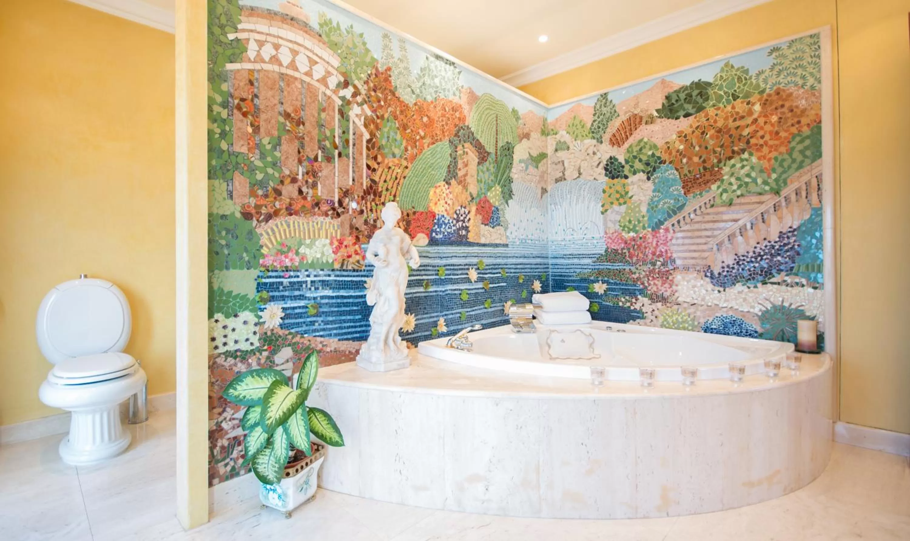 Hot Tub in Hotel Boutique Edelweiss La Garriga