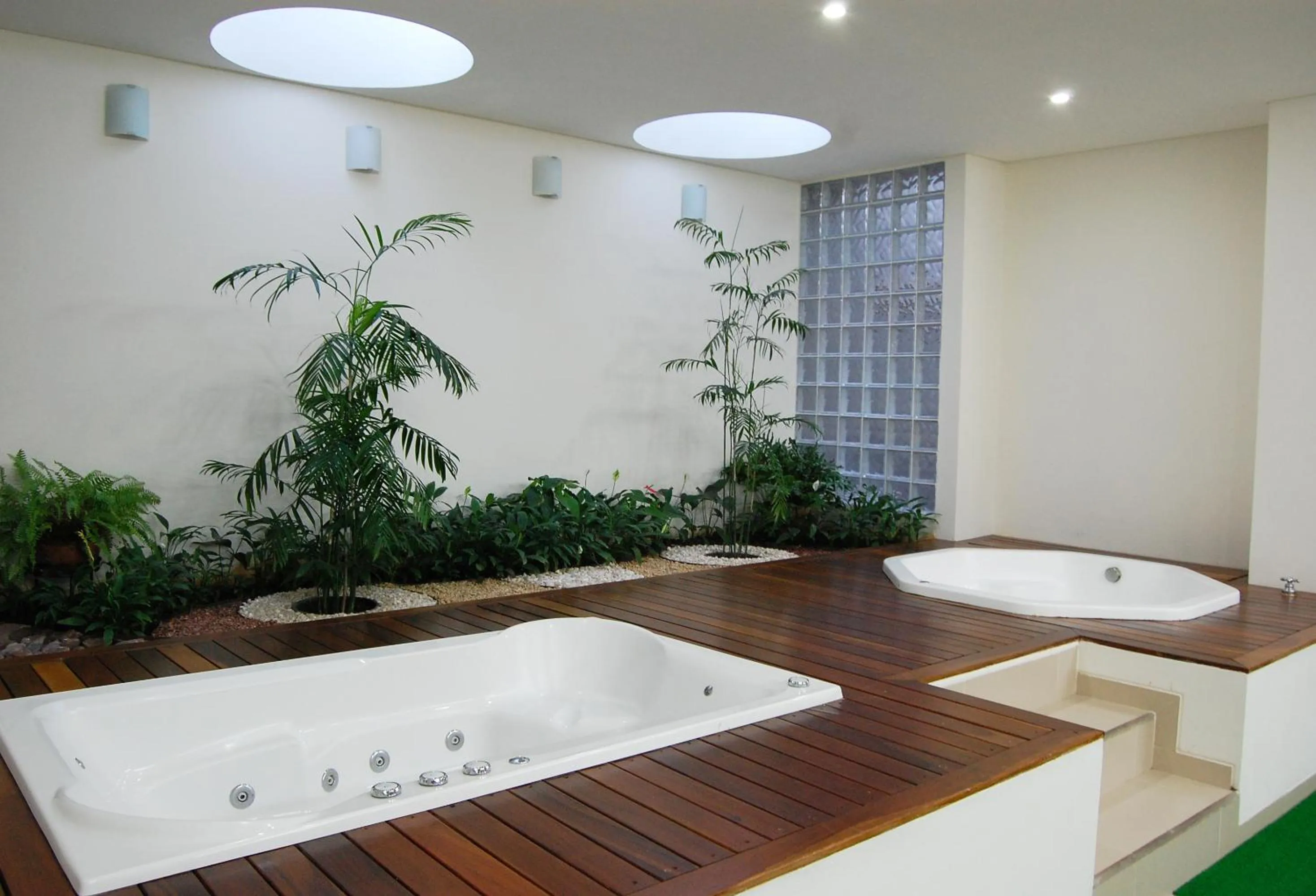 Hot Tub in Hotel Cortez