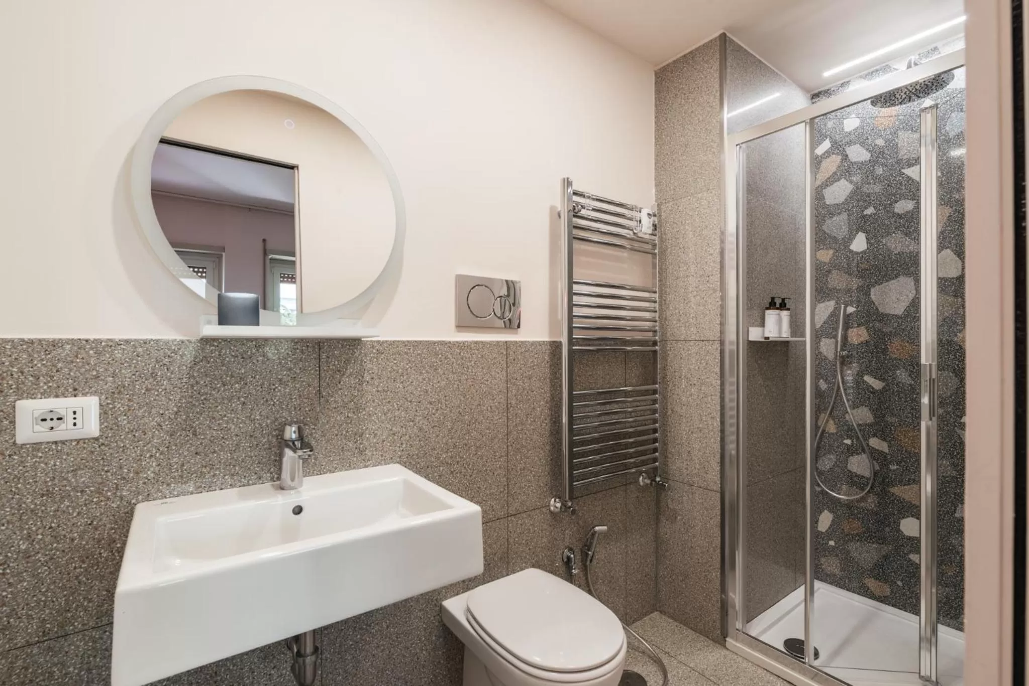 Shower in MARCANTONIO HOME ROME - Vatican -