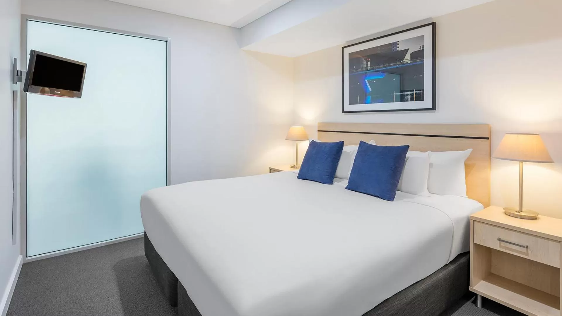 TV and multimedia, Bed in Oaks Adelaide Embassy Suites