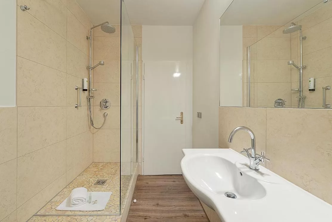 Photo of the whole room, Bathroom in Carlstadt Suites Düsseldorf