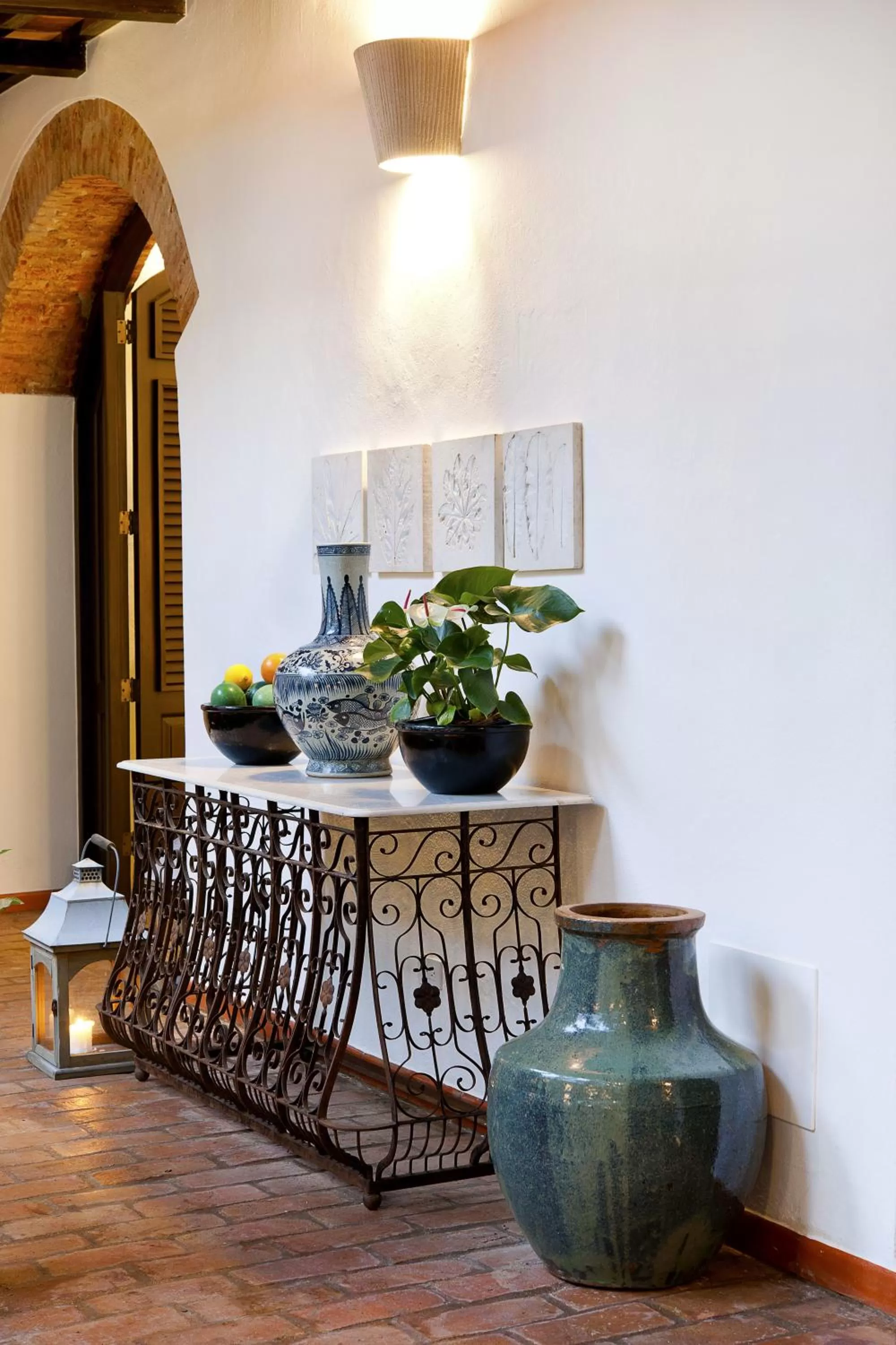 Decorative detail in Casas del XVI