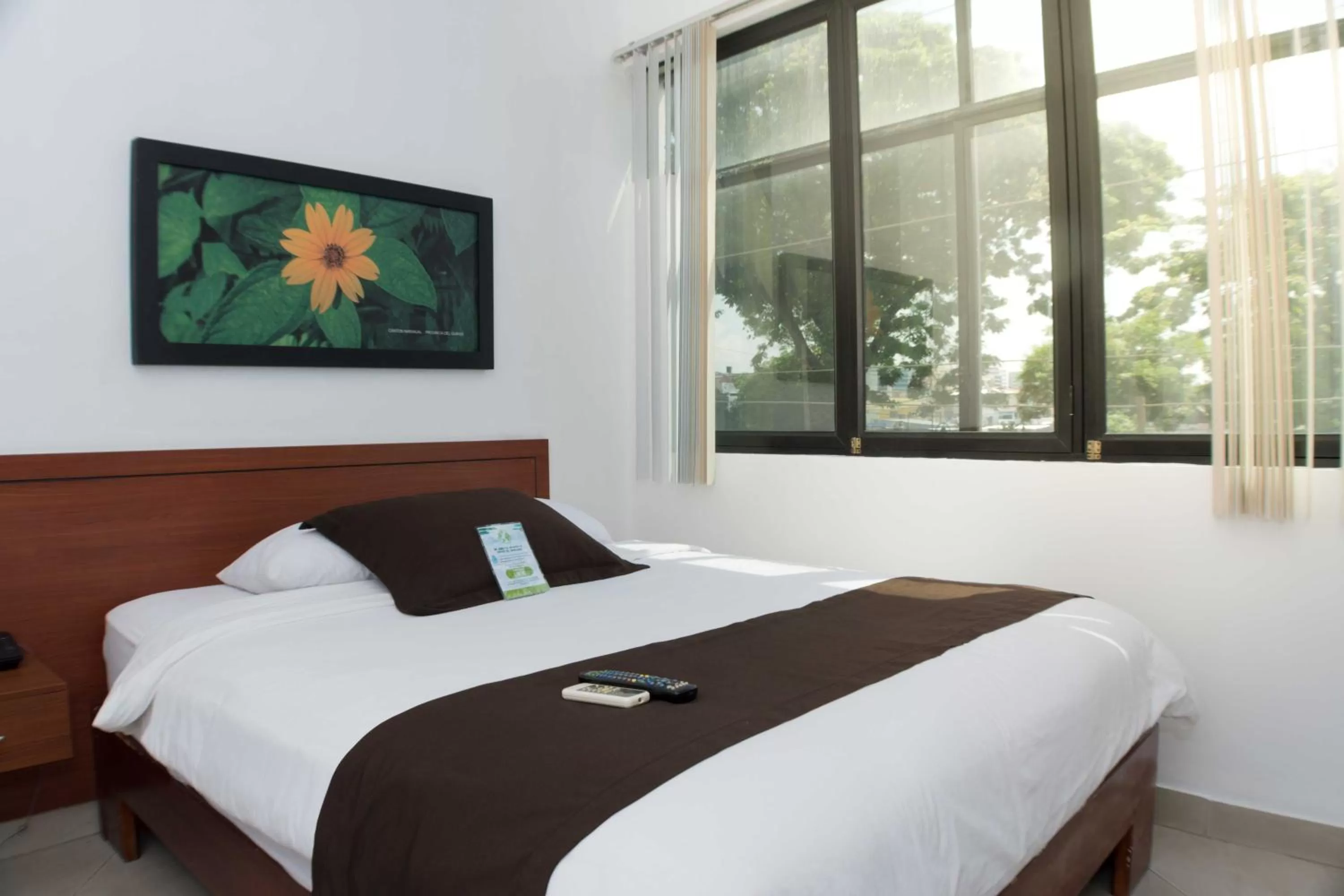 Bed in Hotel Castell - Cerca Del Aeropuerto