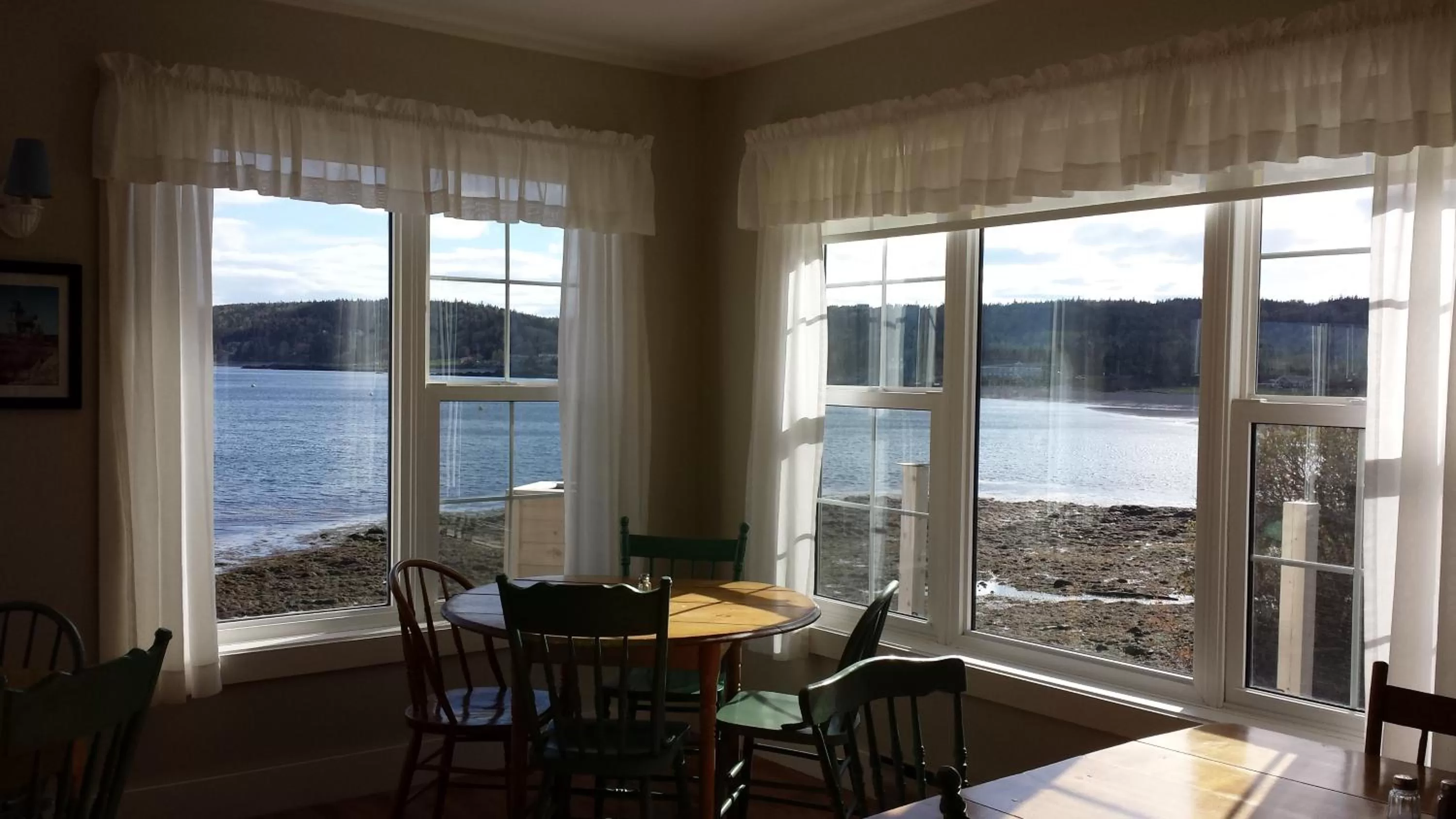 Restaurant/places to eat in Compass Rose Heritage Inn