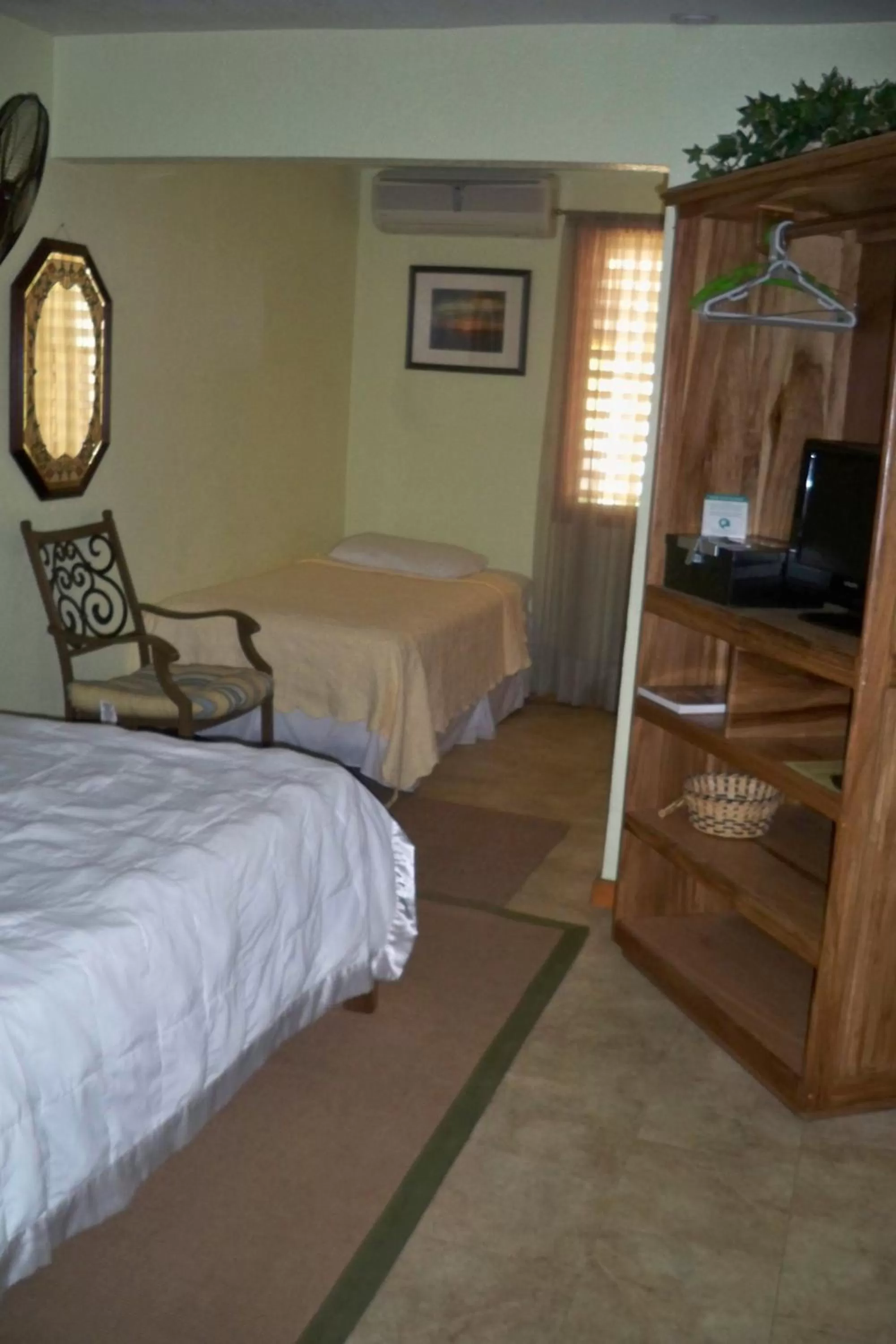 Photo of the whole room, Bed in Alan's Paradise Hotel