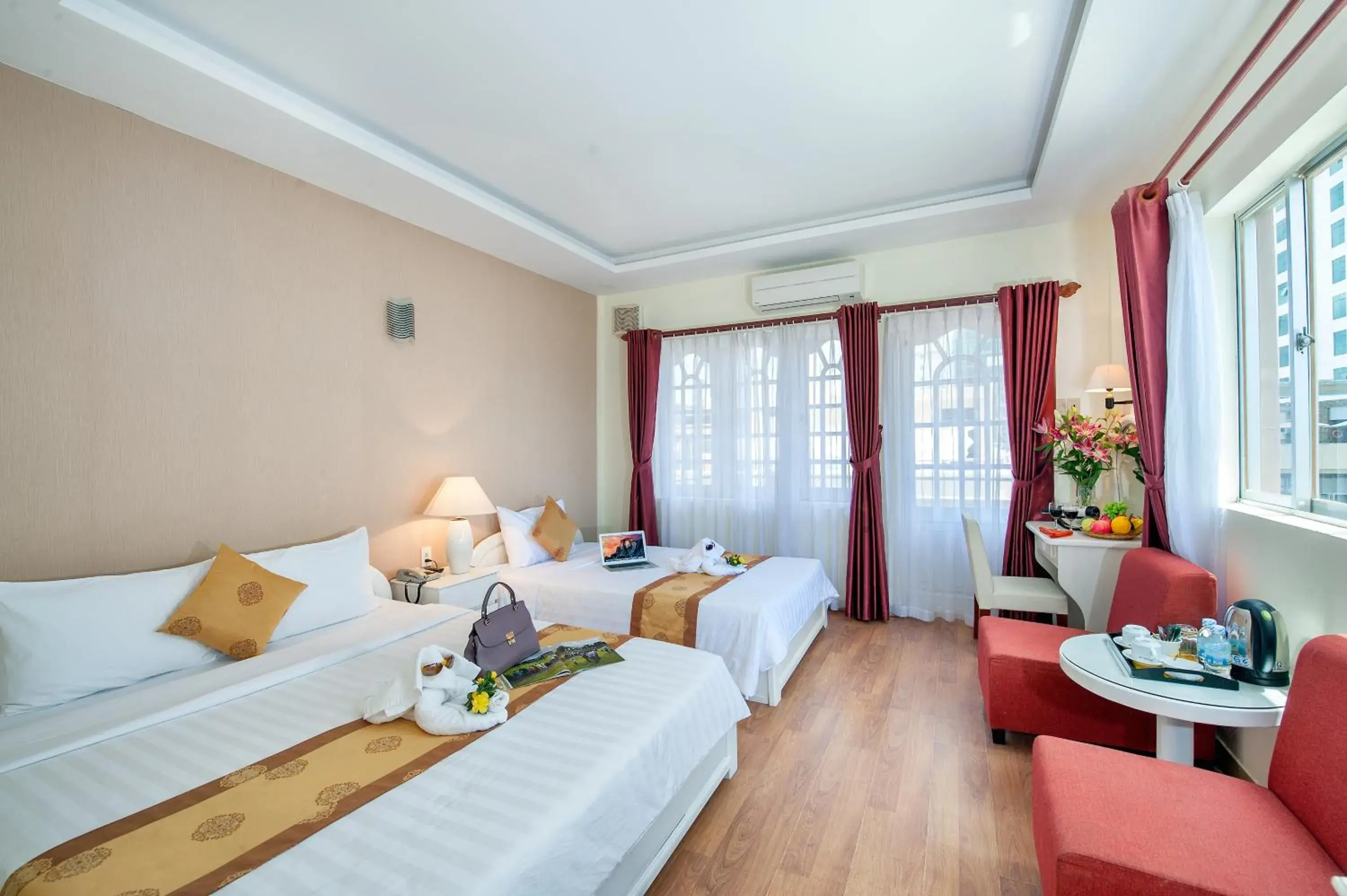 Family Room with Balcony and Pool View in Palm Beach Hotel Family Room with Balcony and Pool View in Palm Beach Hotel