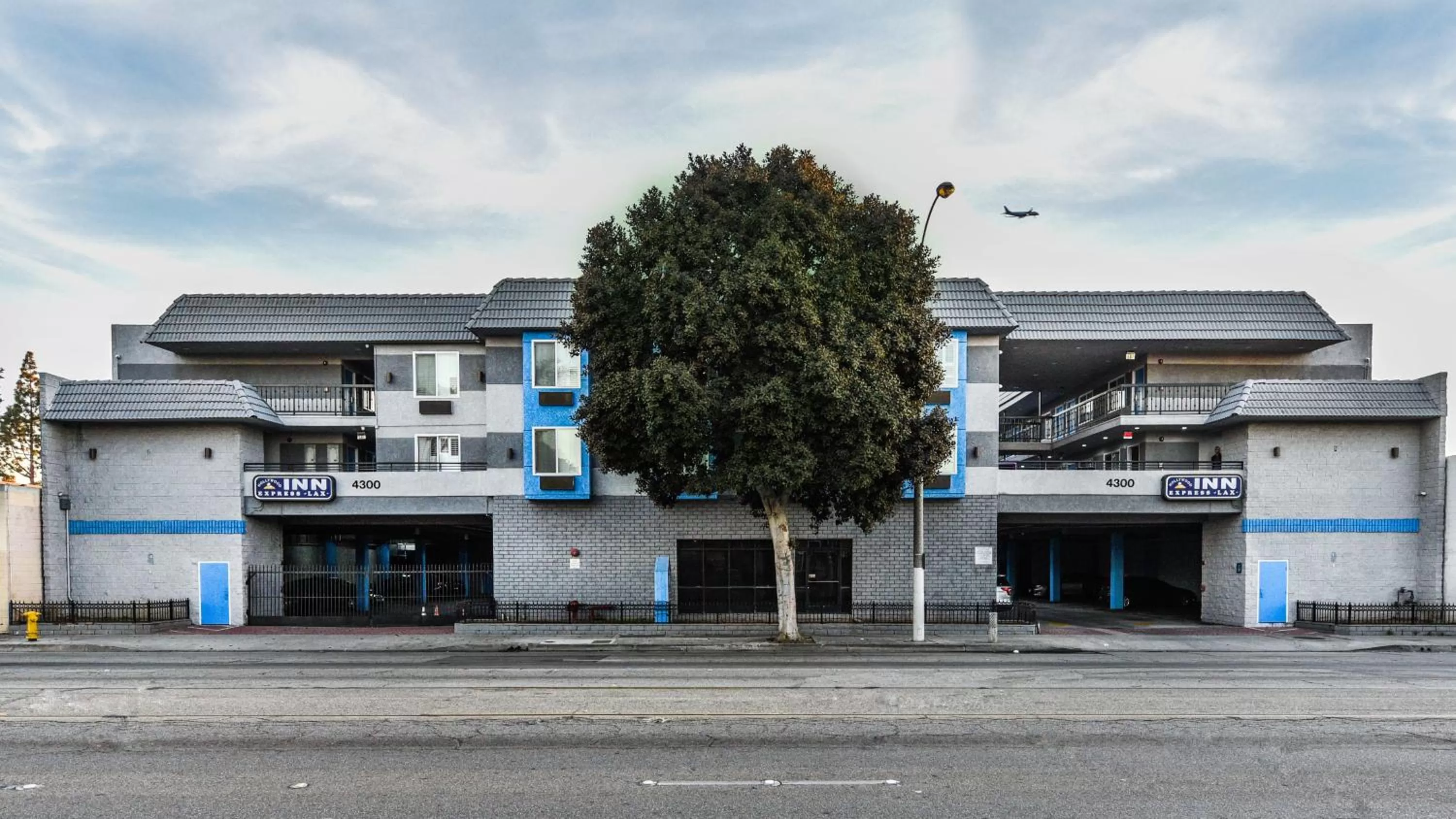 Facade/entrance in Hollywood Inn Express LAX