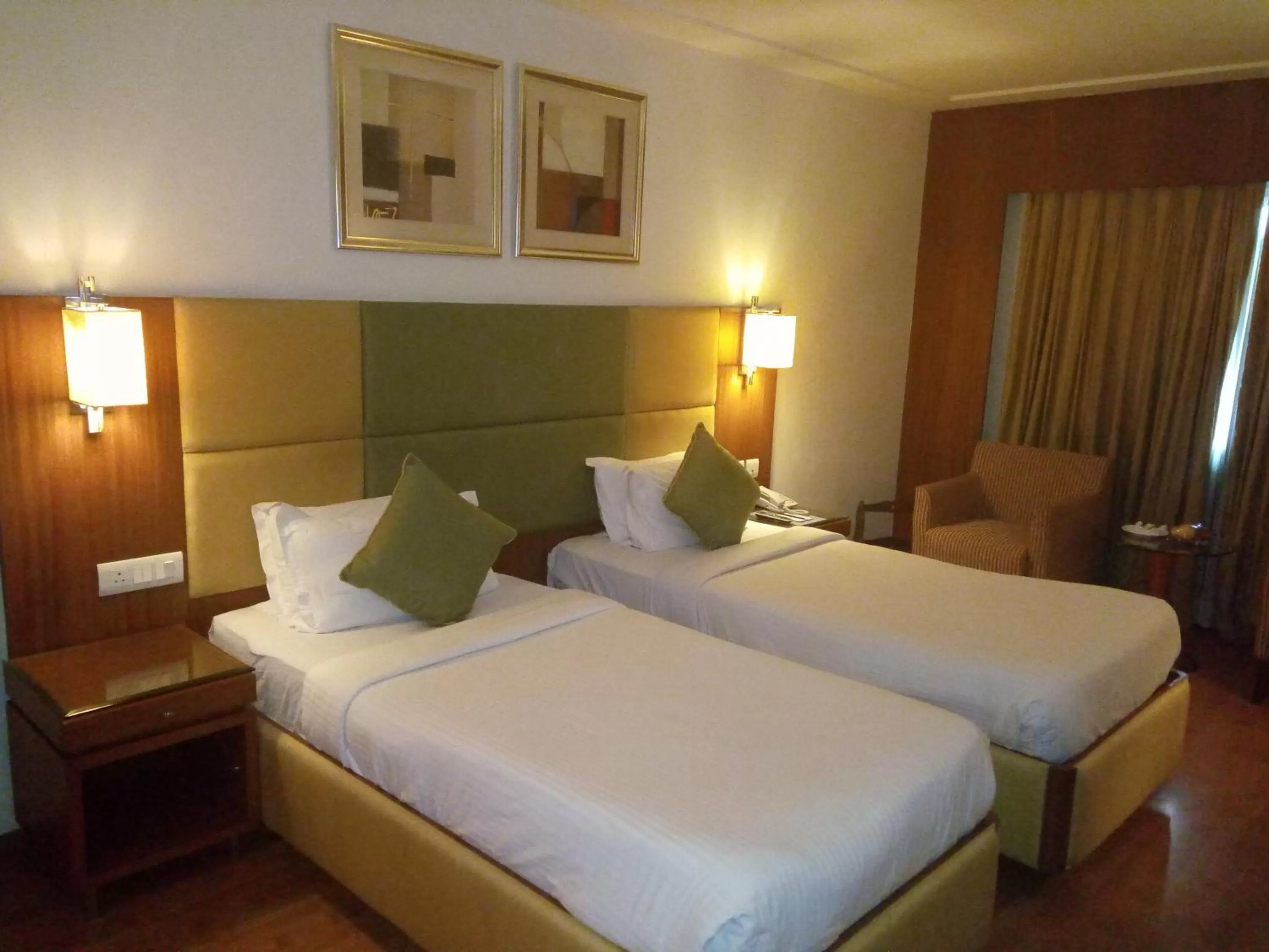 Bedroom, Bed in Hampshire Plaza