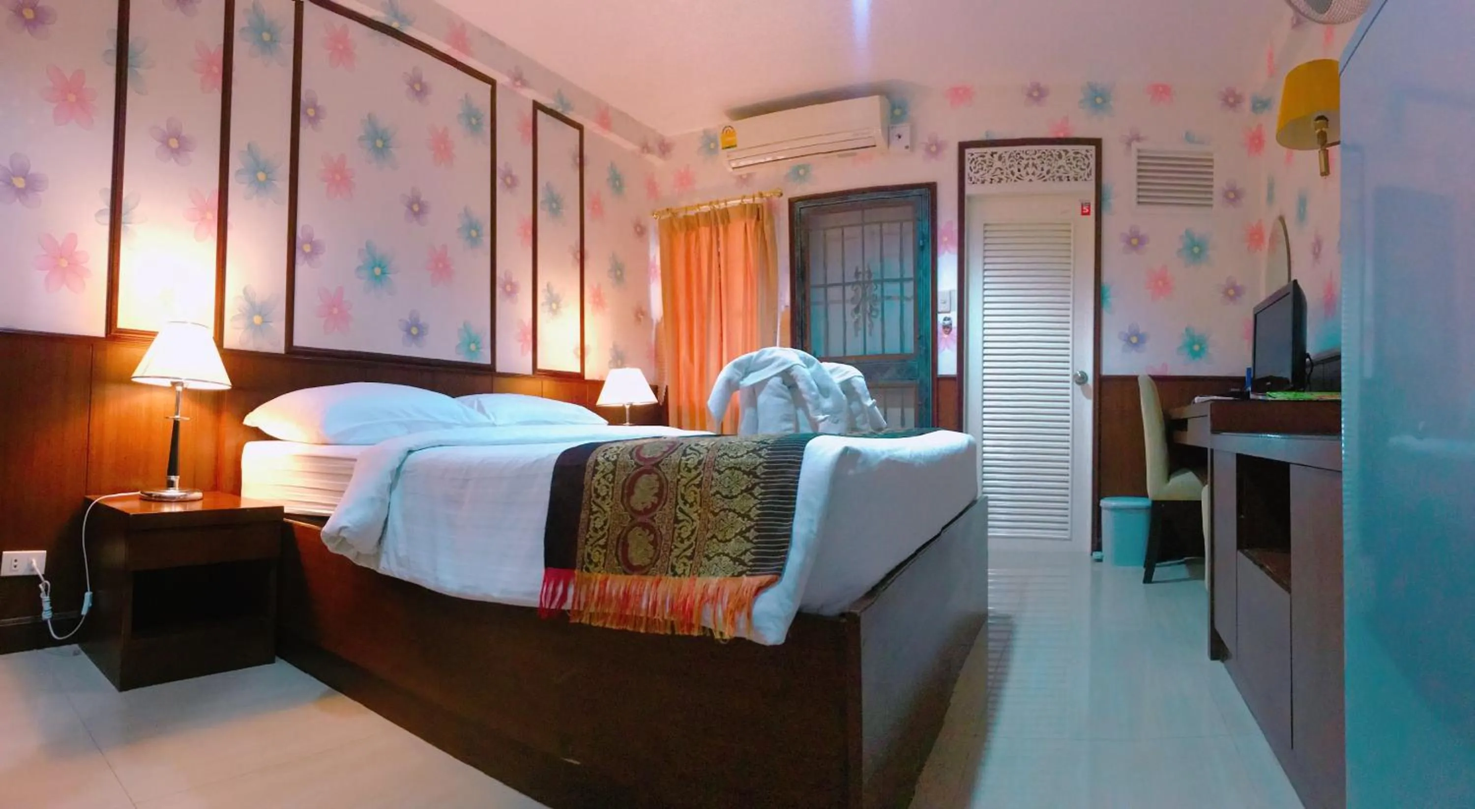Photo of the whole room, Bed in Orchid Resort