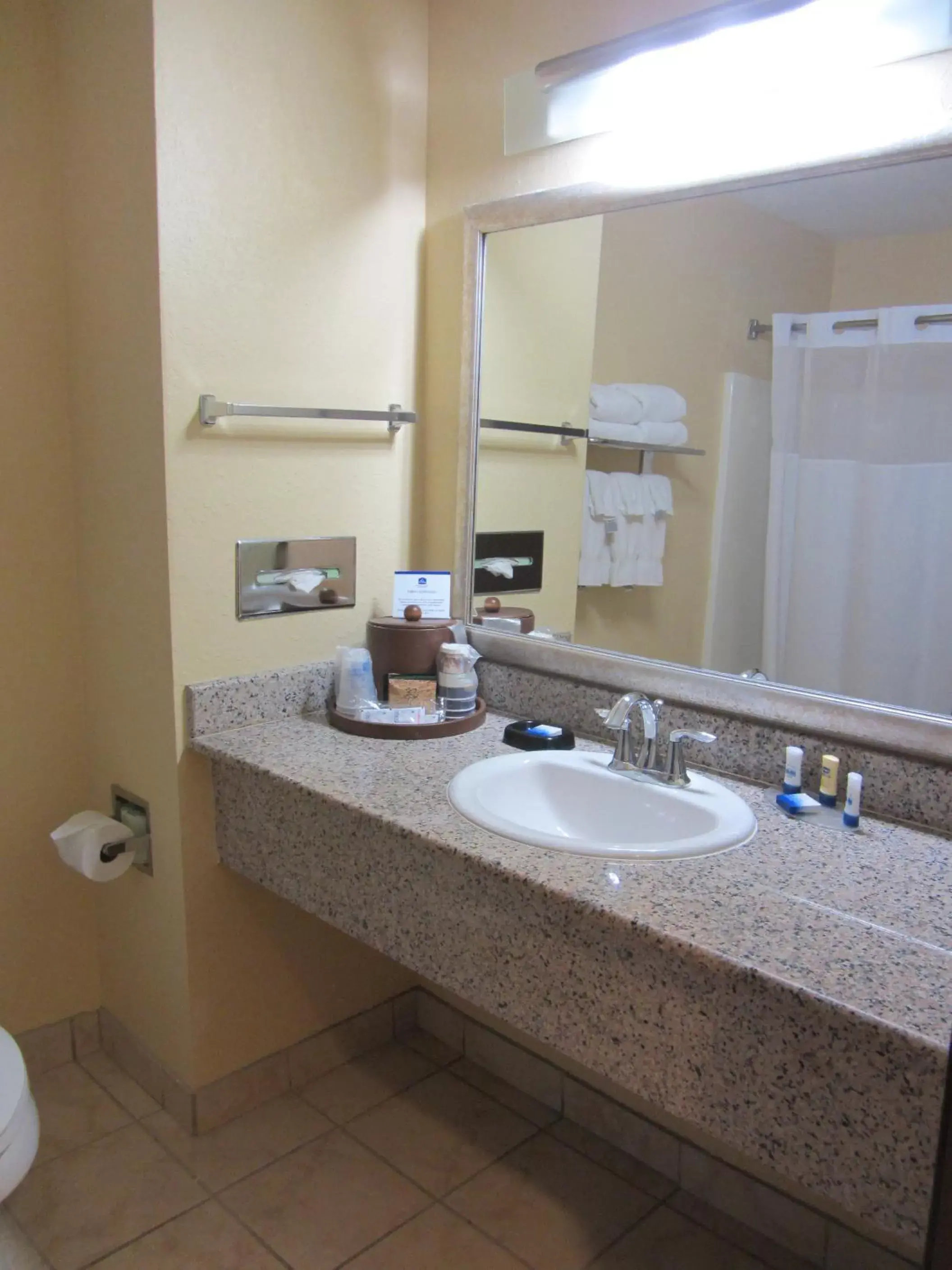 King Room with Bathtub - Disability Access/Non-Smoking in Best Western Plus Seawall Inn & Suites by the Beach King Room with Bathtub - Disability Access/Non-Smoking in Best Western Plus Seawall Inn & Suites by the Beach
