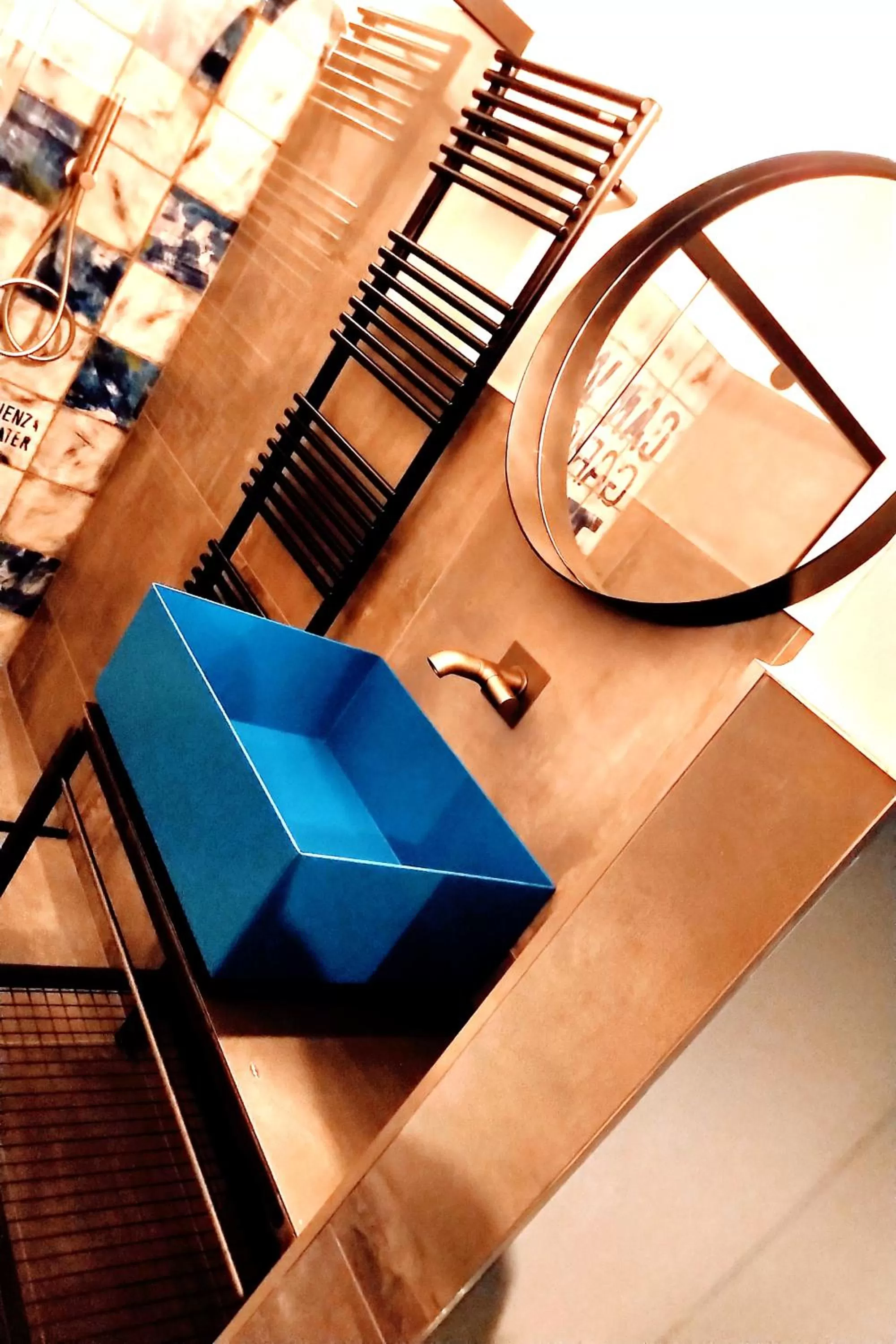 Shower in GARAGE47 Storica Officina Meccanica LOFT B&B iN PIENZA