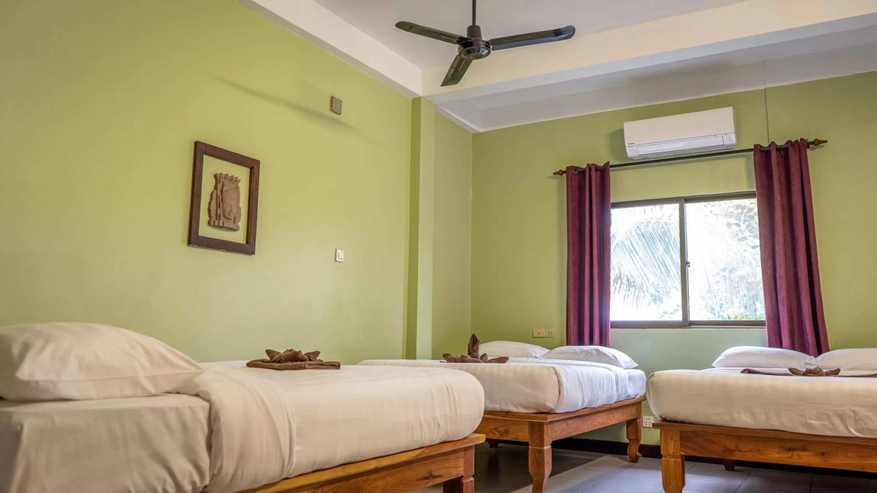 Bed in DEN HOTEL TOTONOU SIEM REAP