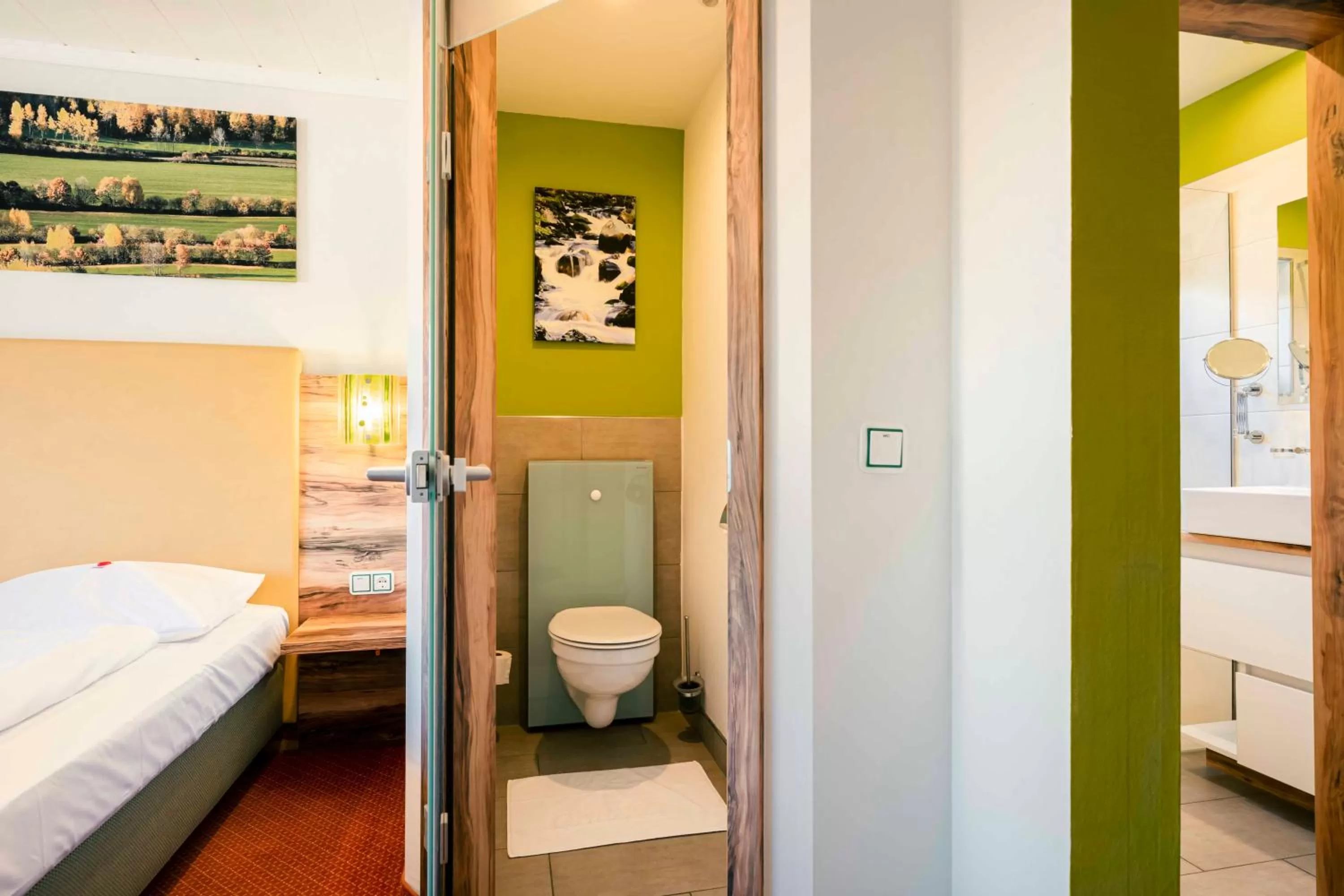 Toilet, Bed in Landhotel GrünWies -Bonsai-Wellness Garni